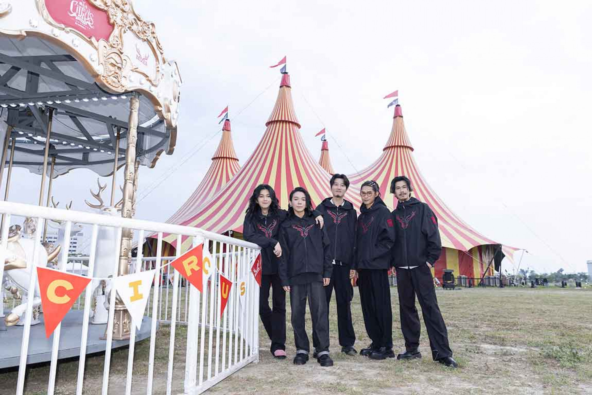 麋先生〈大馬戲團 CircUs Max〉2026馬戲團運動嘉年華遊樂園地腹地約22500平方公尺、堪比三座足球場大小,現場有旋轉麋鹿、超夢幻拍貼機、拍照亭等。(相信音樂提供)