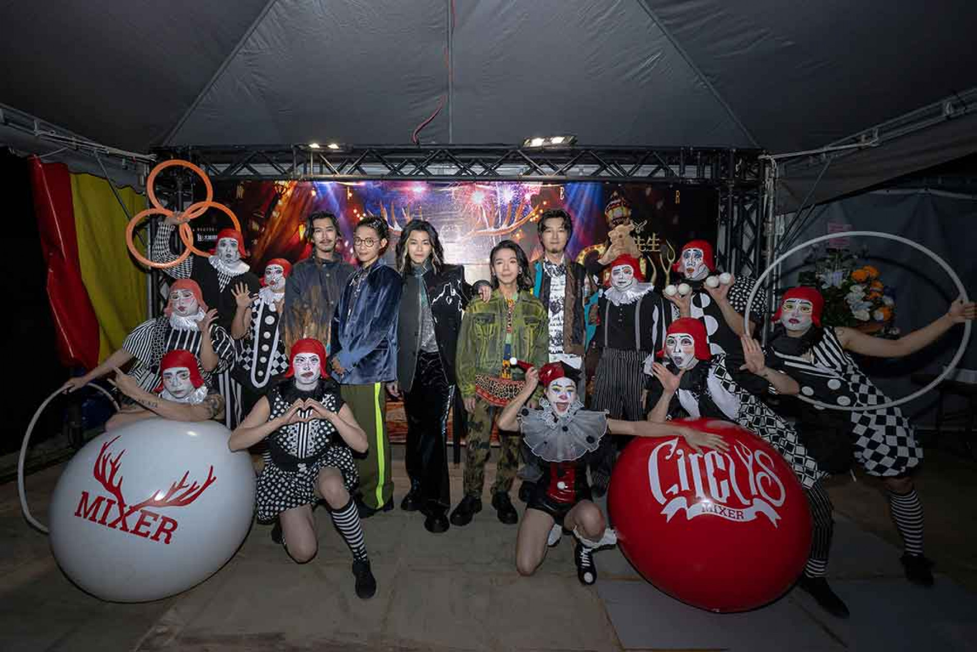 麋先生與馬戲表演團隊Eye Catching Circus創造焦點合作,將高難度特技與演唱會內容融合。(相信音樂提供)