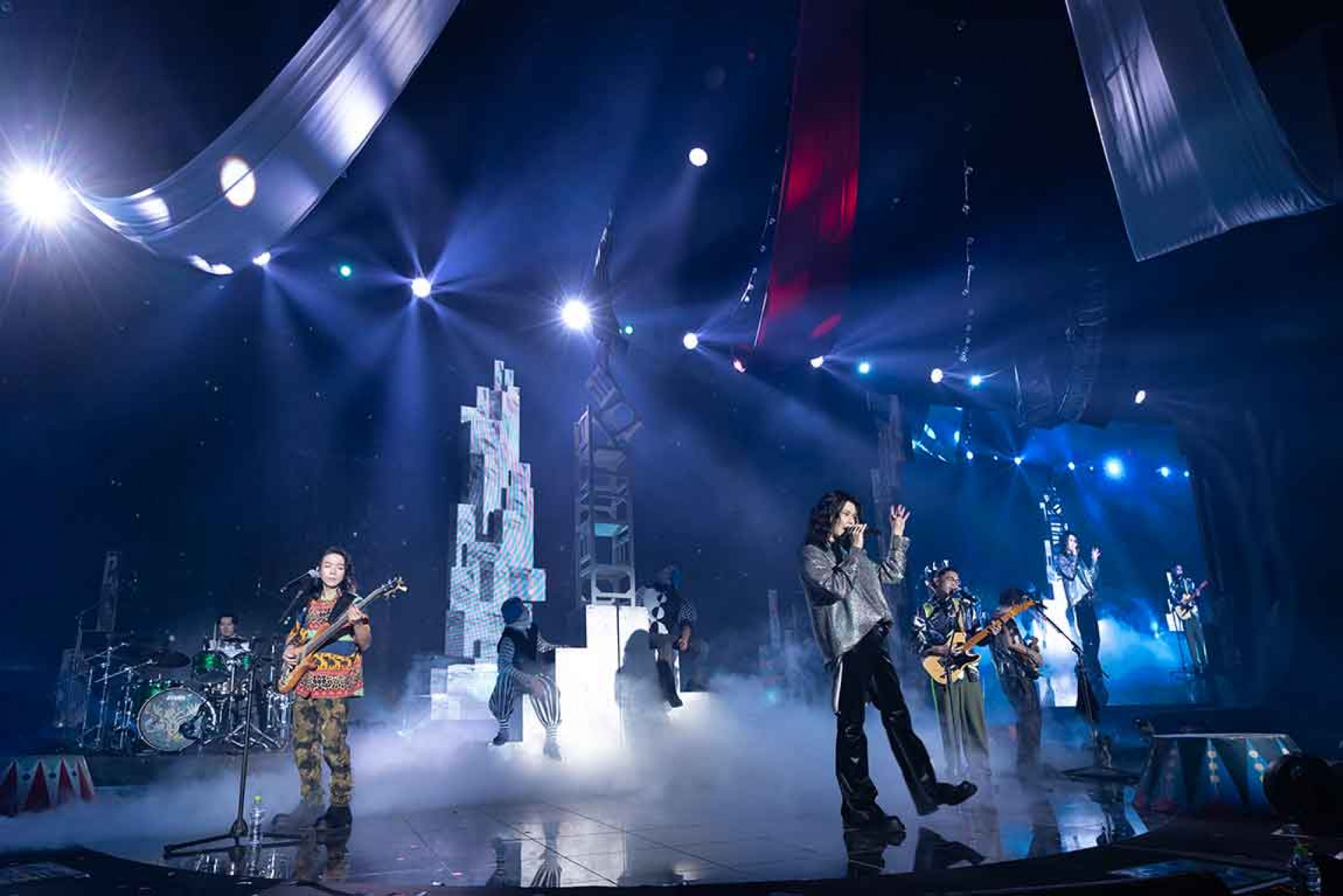 麋先生〈愚公移山〉神結合「疊椅馬戲」極限堆高。（相信音樂提供）