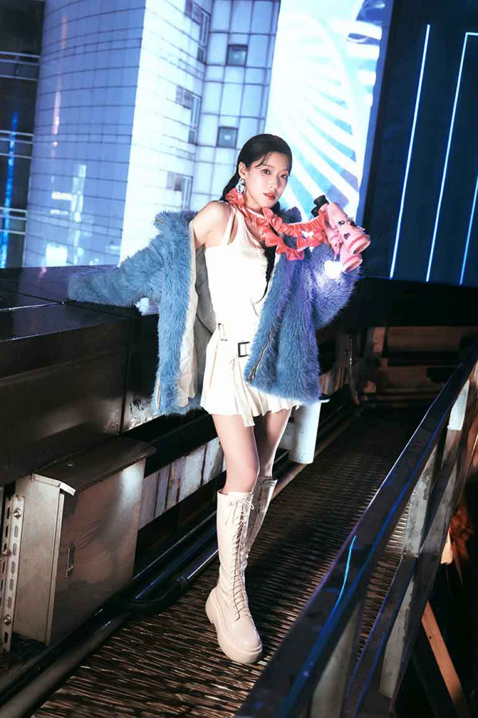 李瑩珠在西門町頂樓登高拍攝MV 天雨路滑一度驚險（圖_ 原質娛樂 提供）