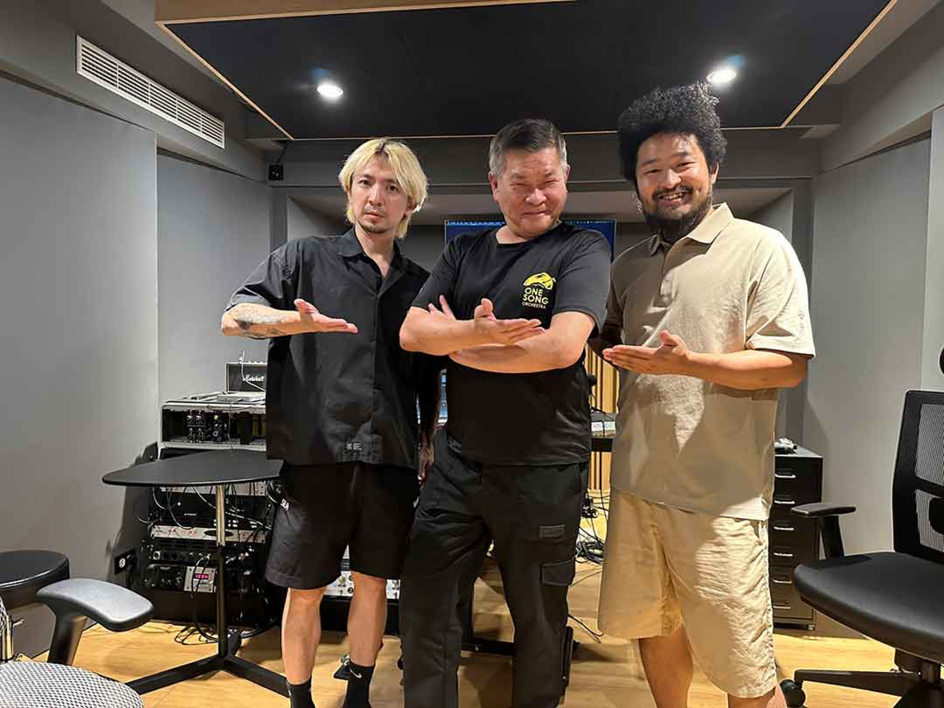 左起錄音師周自從、澎哥、製作人凃凱傑合作愉快   ( YT頻道「說到不如做到陪伴」提供 )