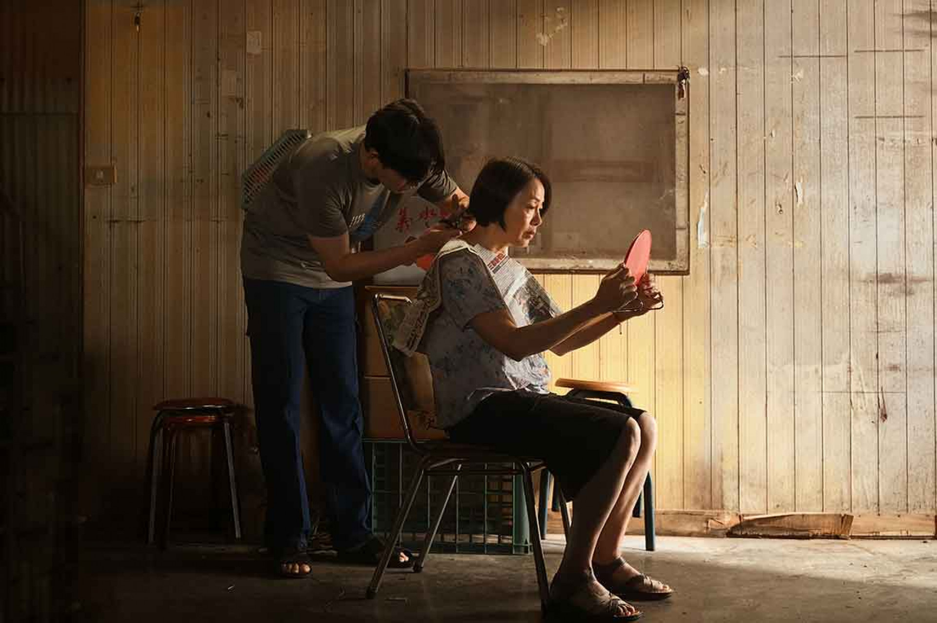  澎恰恰《做你的後生你的囝》MV裡柯淑勤（右）飾演逐漸失智的母親，黃鐙輝（左）則飾演天生腳疾、默默守護的兒子，互動感人  ( YT頻道「說到不如做到陪伴」提供 )