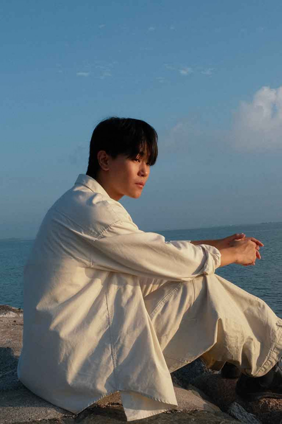 《我終於明白》回歸極簡編制,以一把木吉他作為主要編曲軸心