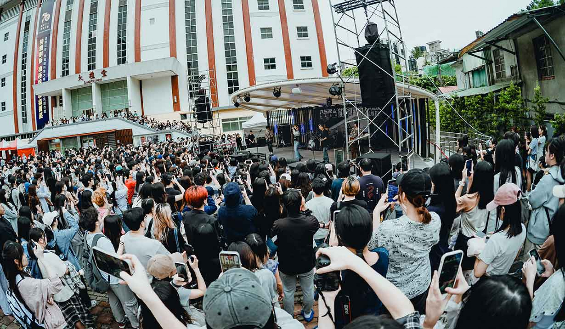 台上後排:阿電;前排左起:劉逼、阿璞、小橘、霸天