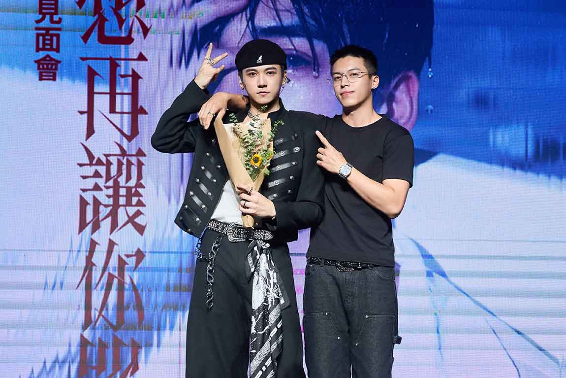 剛退伍的Ozone成員李哲言(右)悄悄現身 給好兄弟和全場粉絲大驚喜