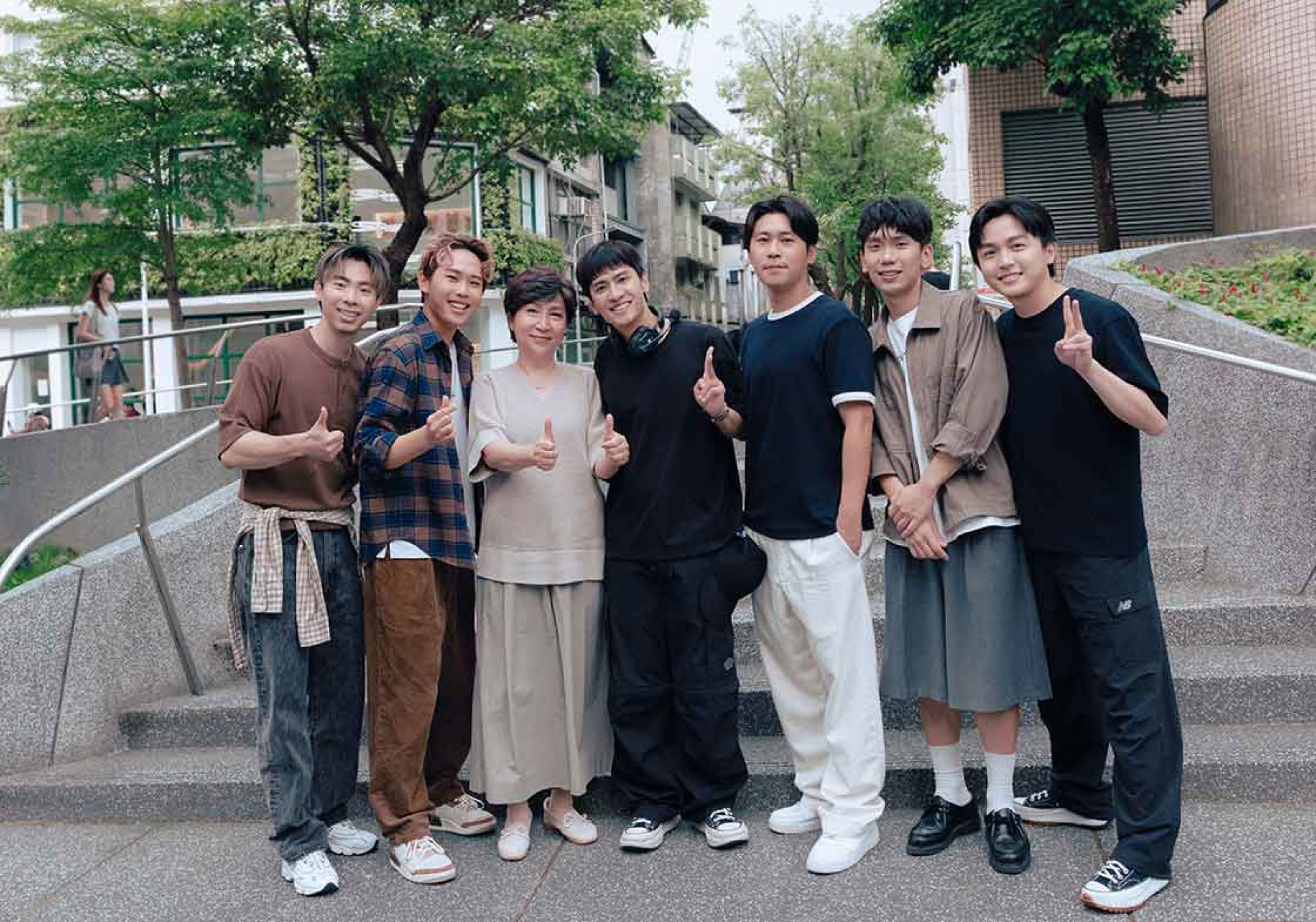 〈總有一工〉 MV邀請創作才子廖文強擔任導演，這也是雙方繼合唱〈絕地花園〉後再續前緣，用其獨特的親情視角來刻劃出動人劇情