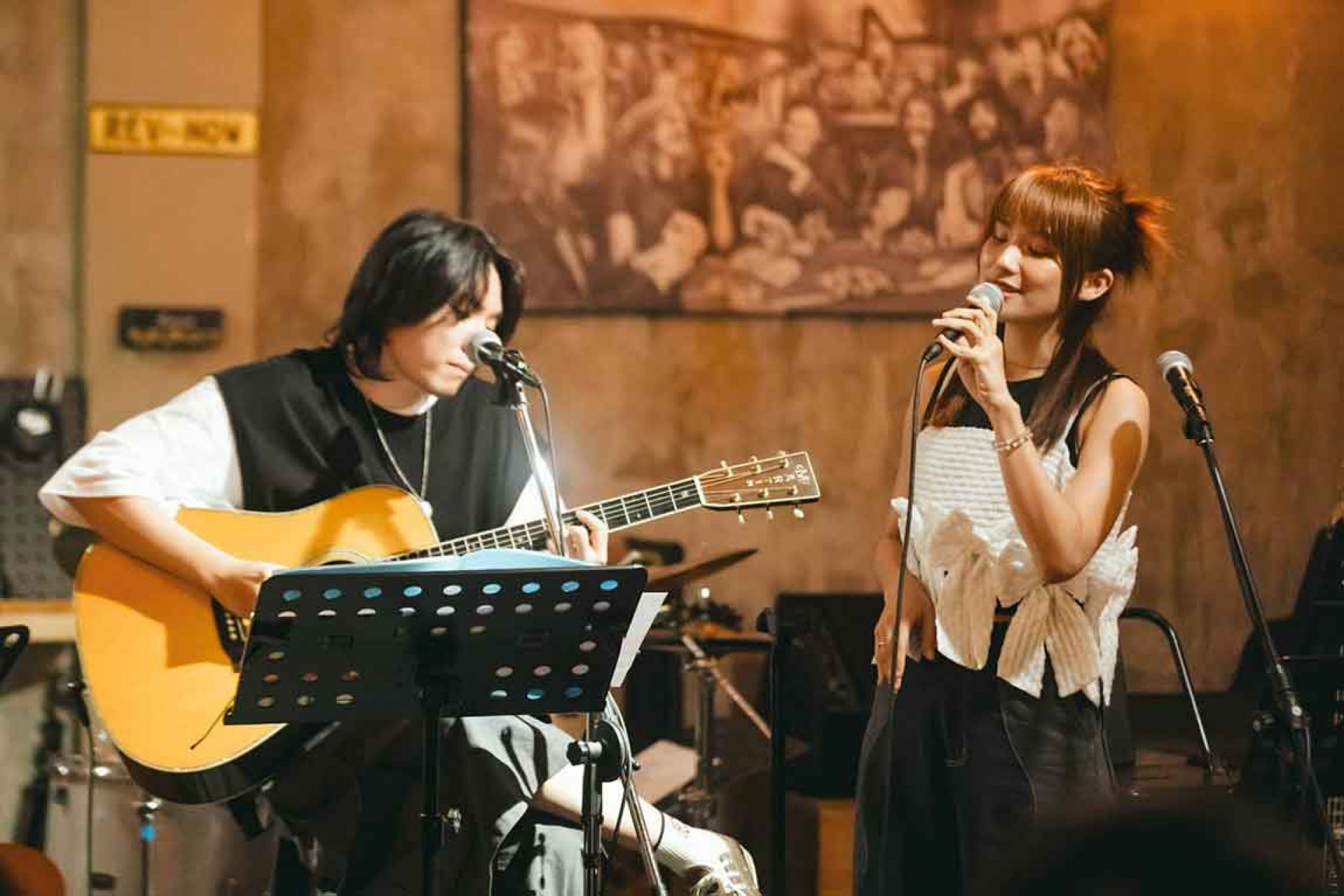 力邀金曲獎最佳演唱組合「尋人啟事』主唱 Dodo(右)於〈隨便你〉獻聲合作
