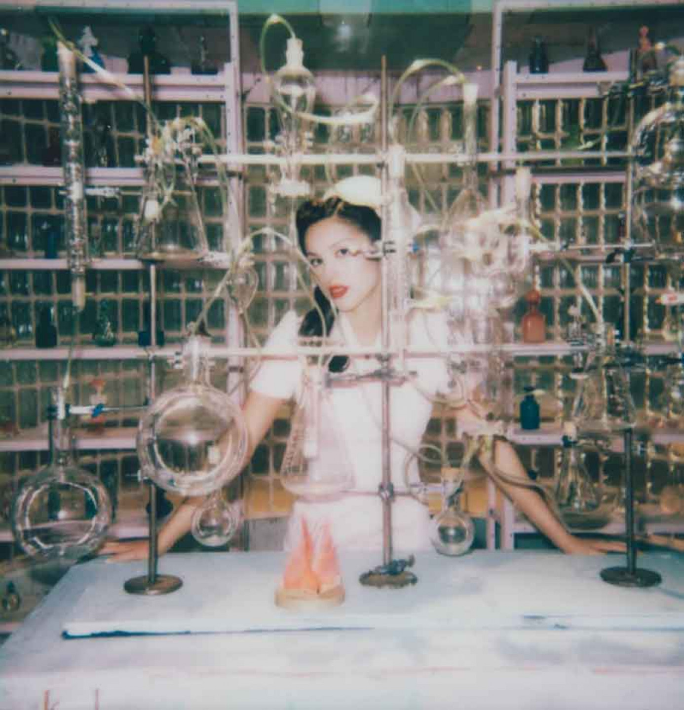 奧莉維亞在新曲〈the cure〉MV中調製治癒心碎的解藥(翻攝自Olivia Rodrigo IG)