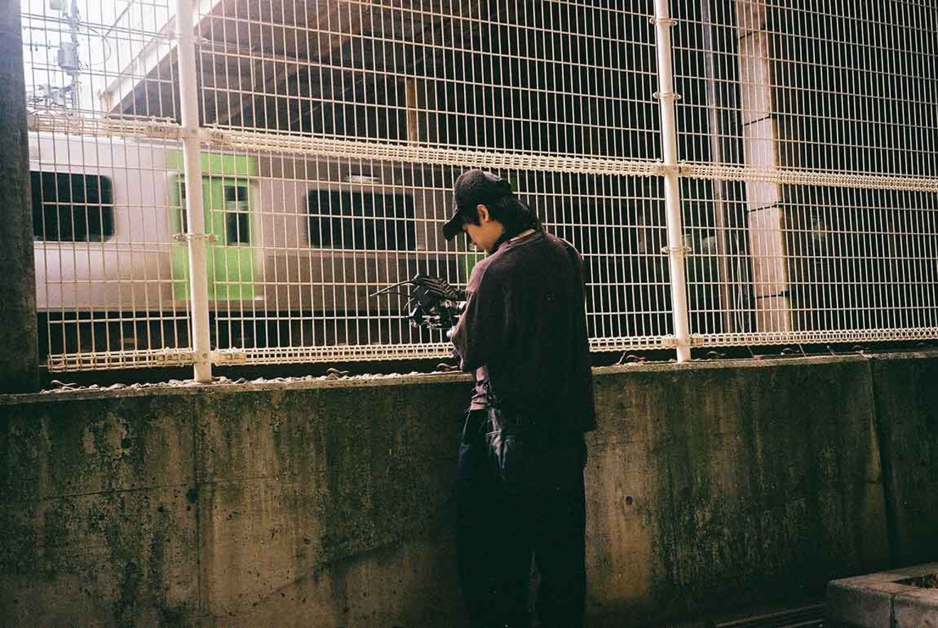 JOYCE 就以斯攜手新銳 MV 導演 Sogare 拍攝單曲〈靠很近〉MV_Sogare