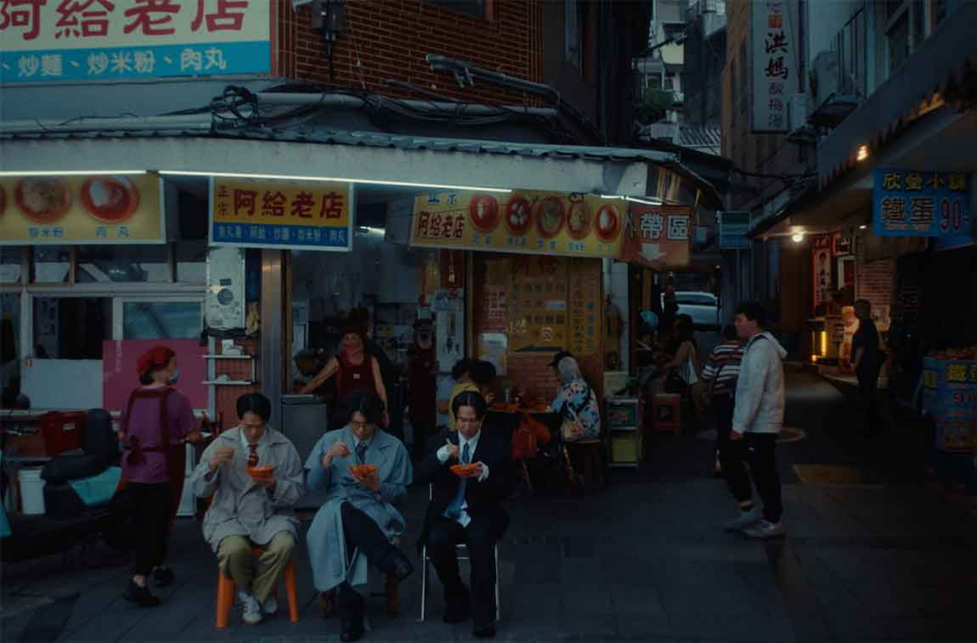 椅子樂團拍攝〈阿May〉MV,仲穎惦記著一碗沒吃完的阿給