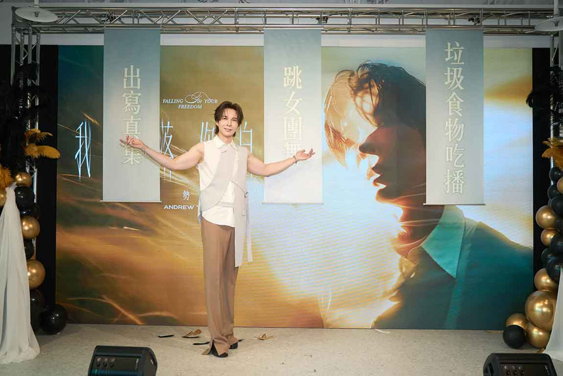 踩超過15公分高跟鞋現身 展現如同九頭身名模身段