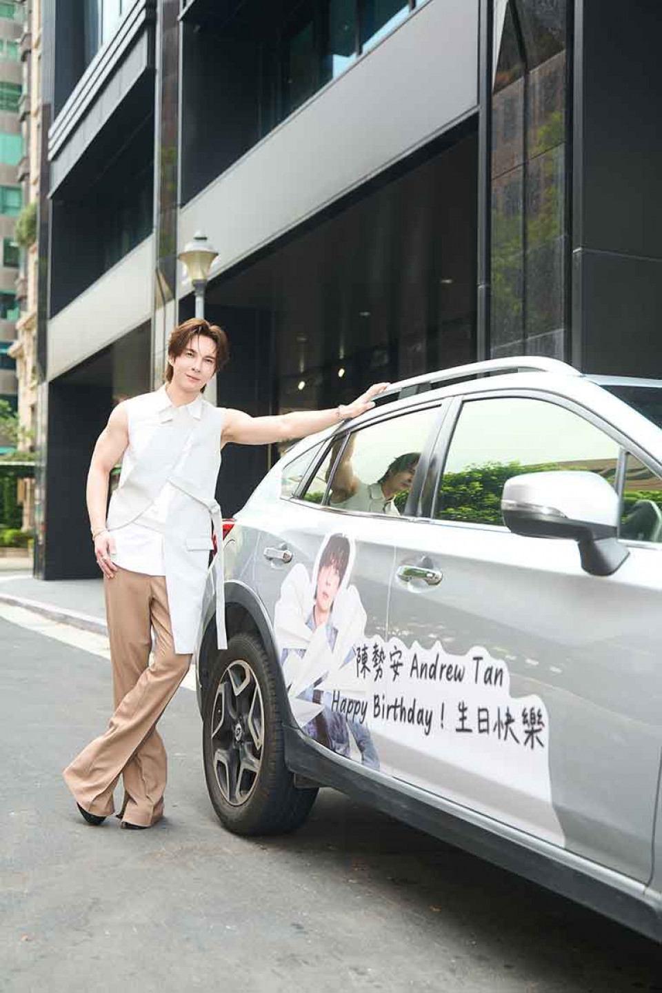 發片+慶生派對歡樂慶祝 忠實鐵粉送滿滿應援物 連車子都改裝