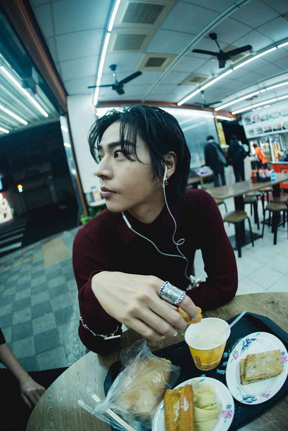 〈Love Me Again〉MV 讓人上癮迷因舞蹈靈感來自早餐店