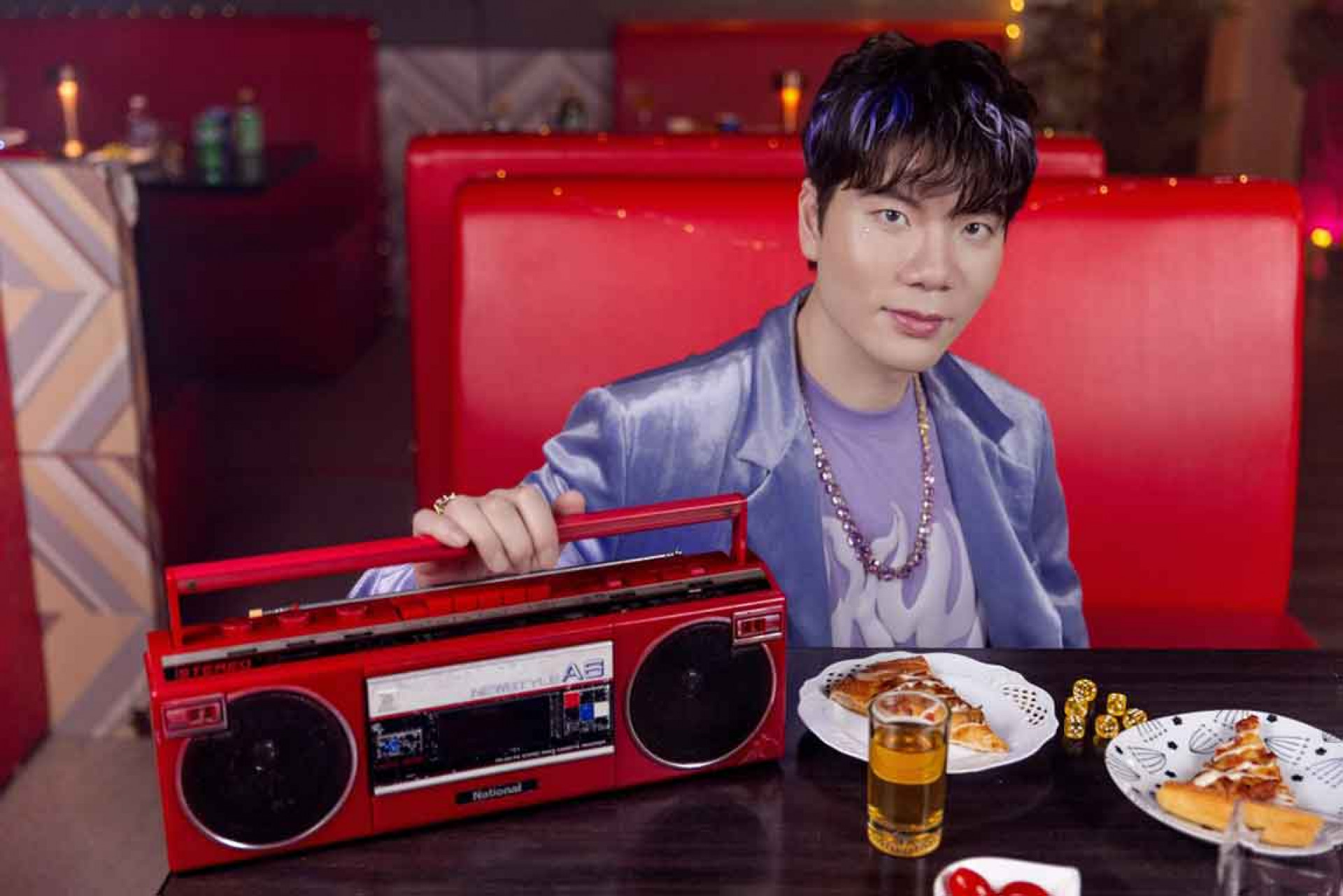 曾修讀時尚與造型相關課程的他,這次也親自參與〈這一秒〉MV 造型設計