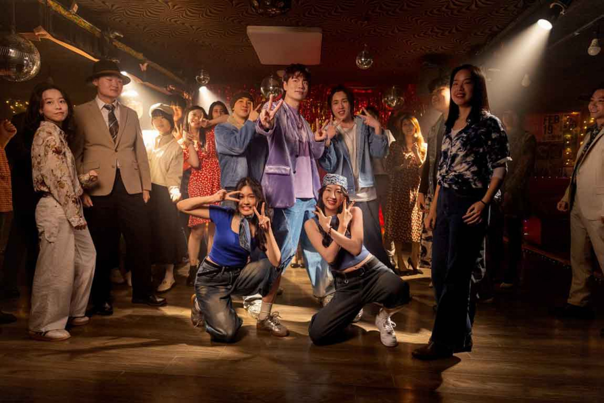 為了完整呈現〈這一秒〉輕鬆愉快的 City Pop 氛圍,CHAI CHANG 張鶴曦親自參與 MV 劇情發想與整體規劃