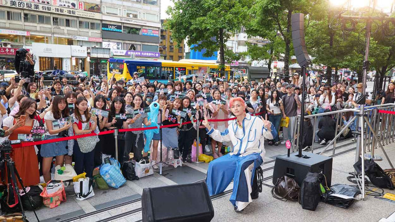 炎亞綸睽違5年重返台北簽唱會！台南場秒殺緊急加印 上百粉絲風雨無阻擠爆現場