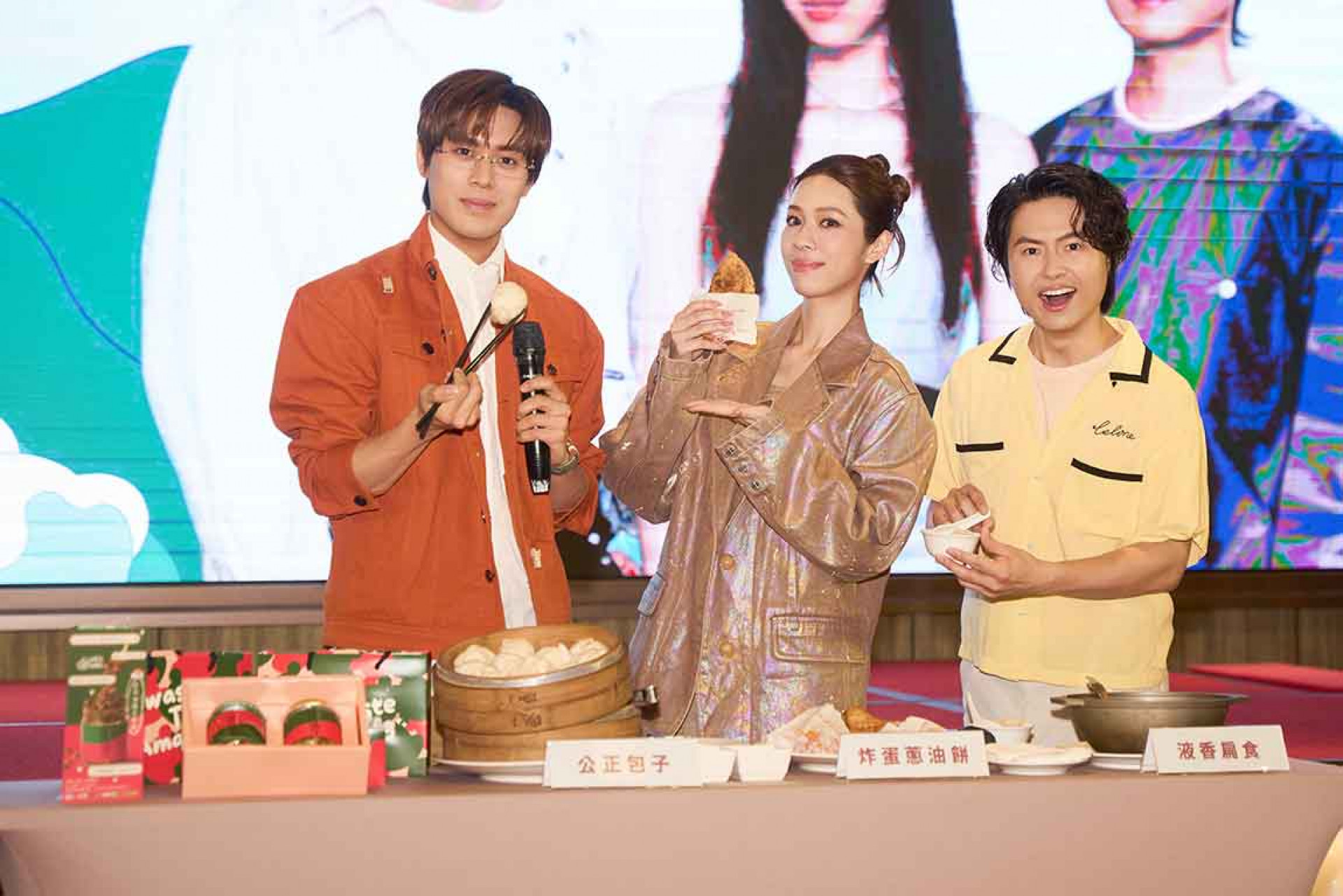 熱愛美食的告五人也在記者會上品嚐花蓮名產。(相信音樂提供)
