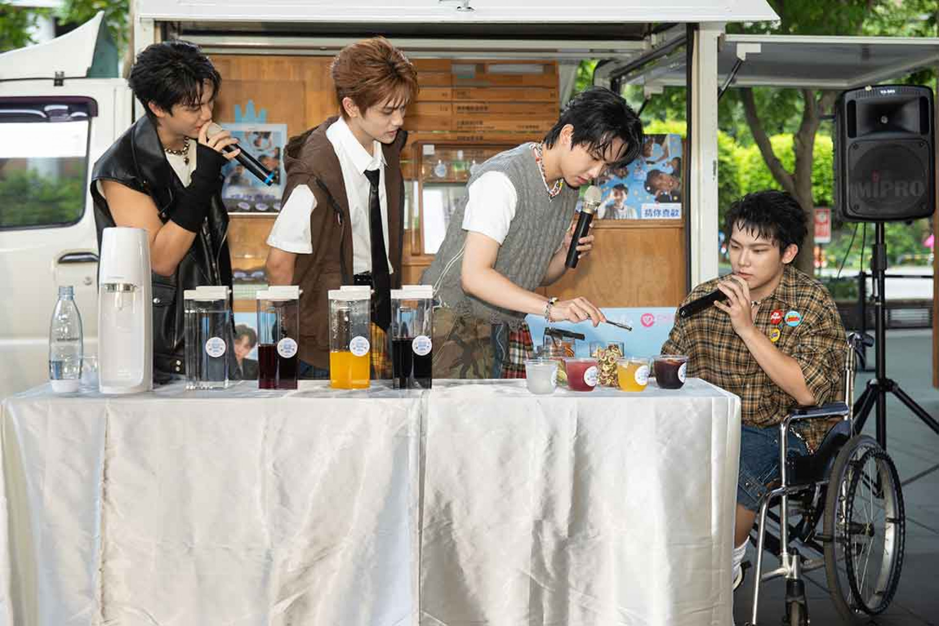 AcQUA源少年化身「一日飲料店員」,親手調製限定版「猜你喜歡氣泡飲」
