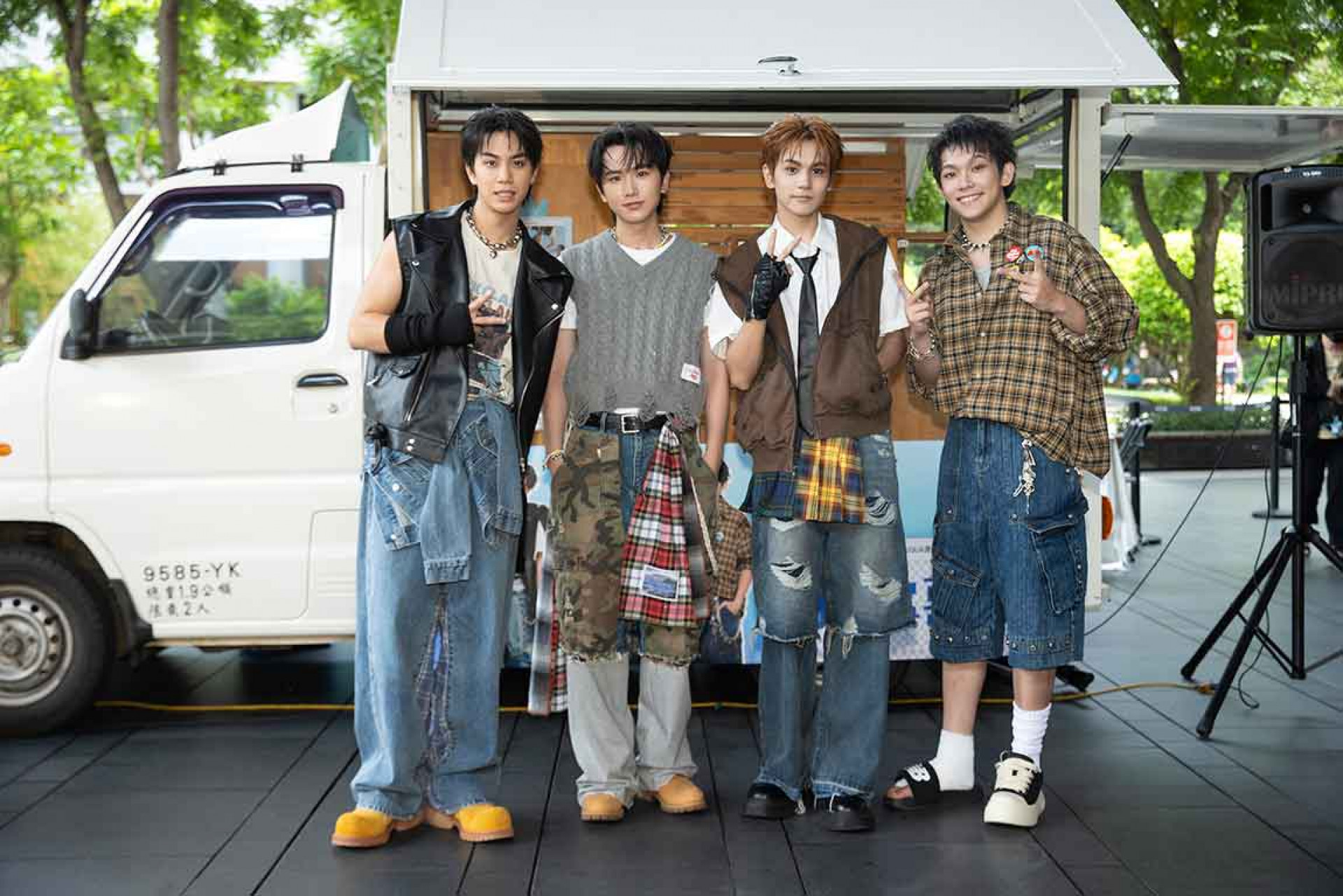 AcQUA源少年以「逆應援餐車」感謝媒體與粉絲(由左至右:李秉諭、黃莑茗、盧佾暘、林毓家)