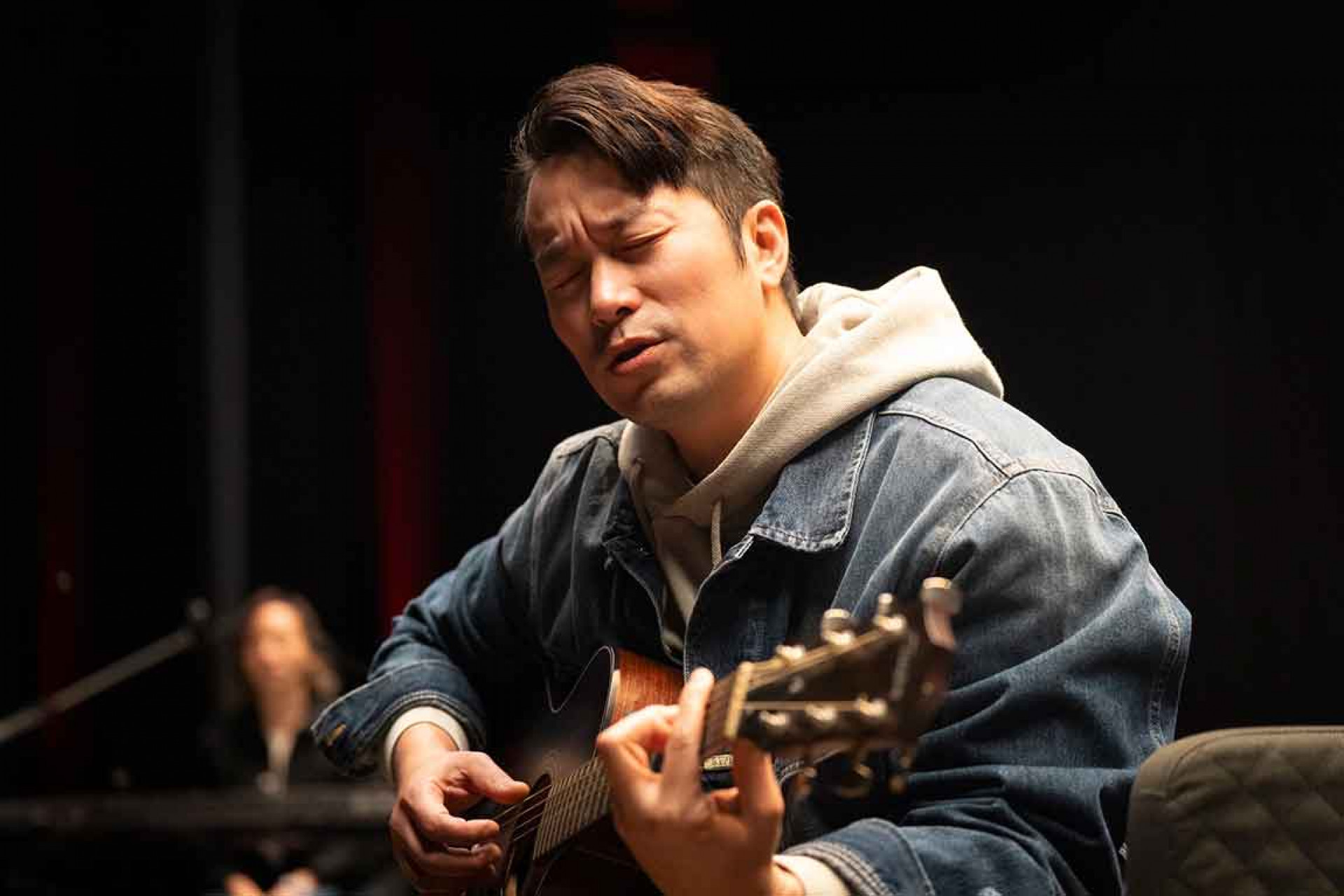 〈沒有人像我一樣〉更是傳唱無數,戲中「大可傑」(張孝全飾演)唱到潰堤的畫面更討論不斷。(公視提供)