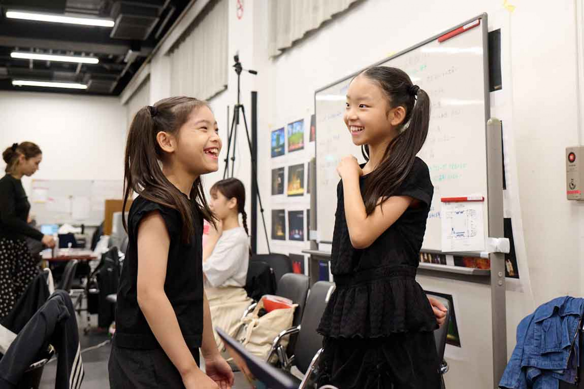 飾演「小琪琪」的兩位童星，其真摯的表現為整體製作增添了更多感動