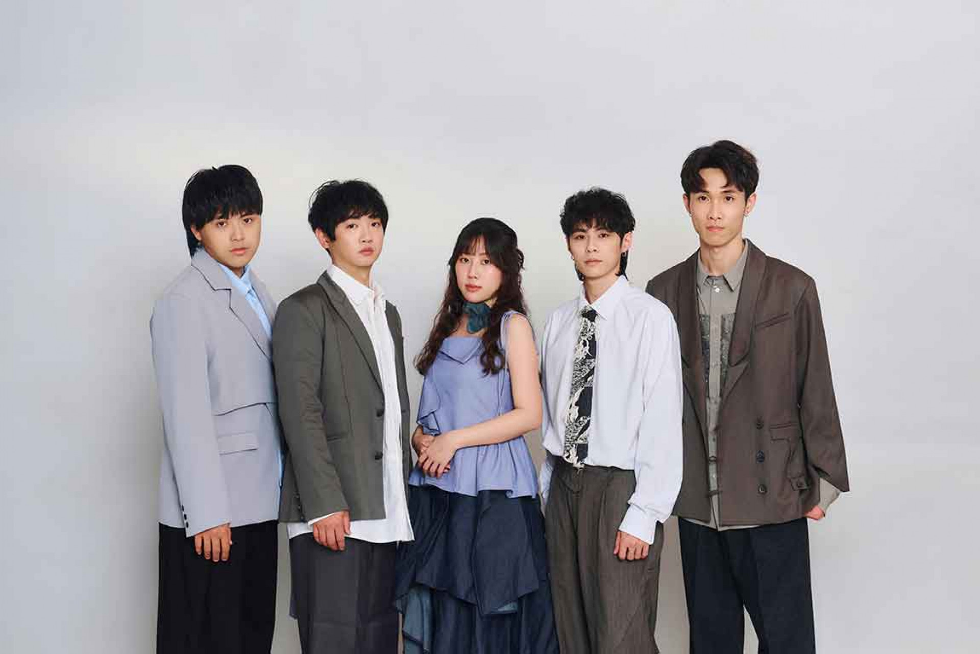 虎小島首張EP《背對光的時候》左起：主唱＆吉他手-安志、鼓手-小裕、主唱-子琪-、吉他手璒璒、貝斯手阿澤