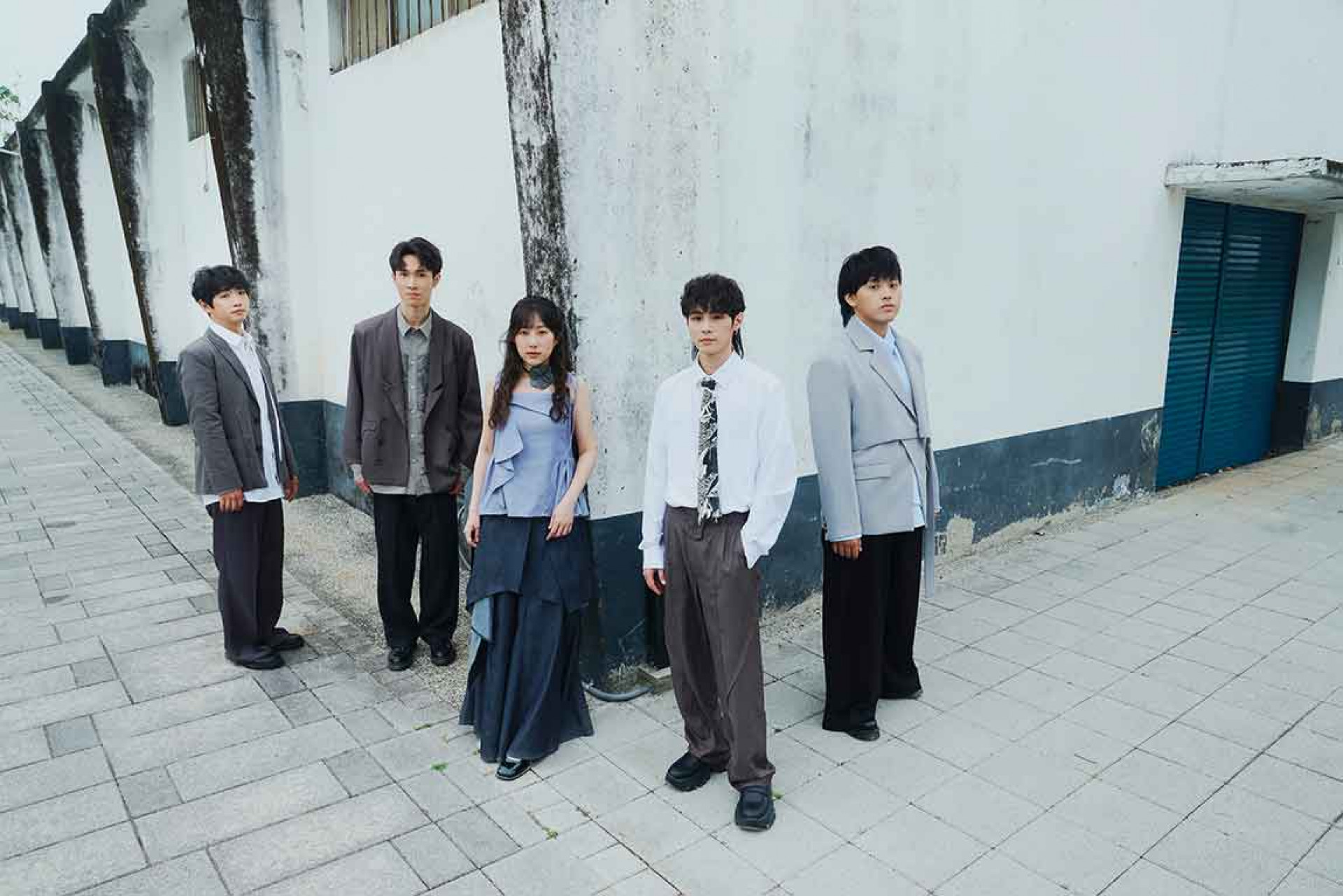 虎小島首張EP《背對光的時候》描寫迷惘、自我懷疑、努力撐著,以及學會與自己和解的過程。