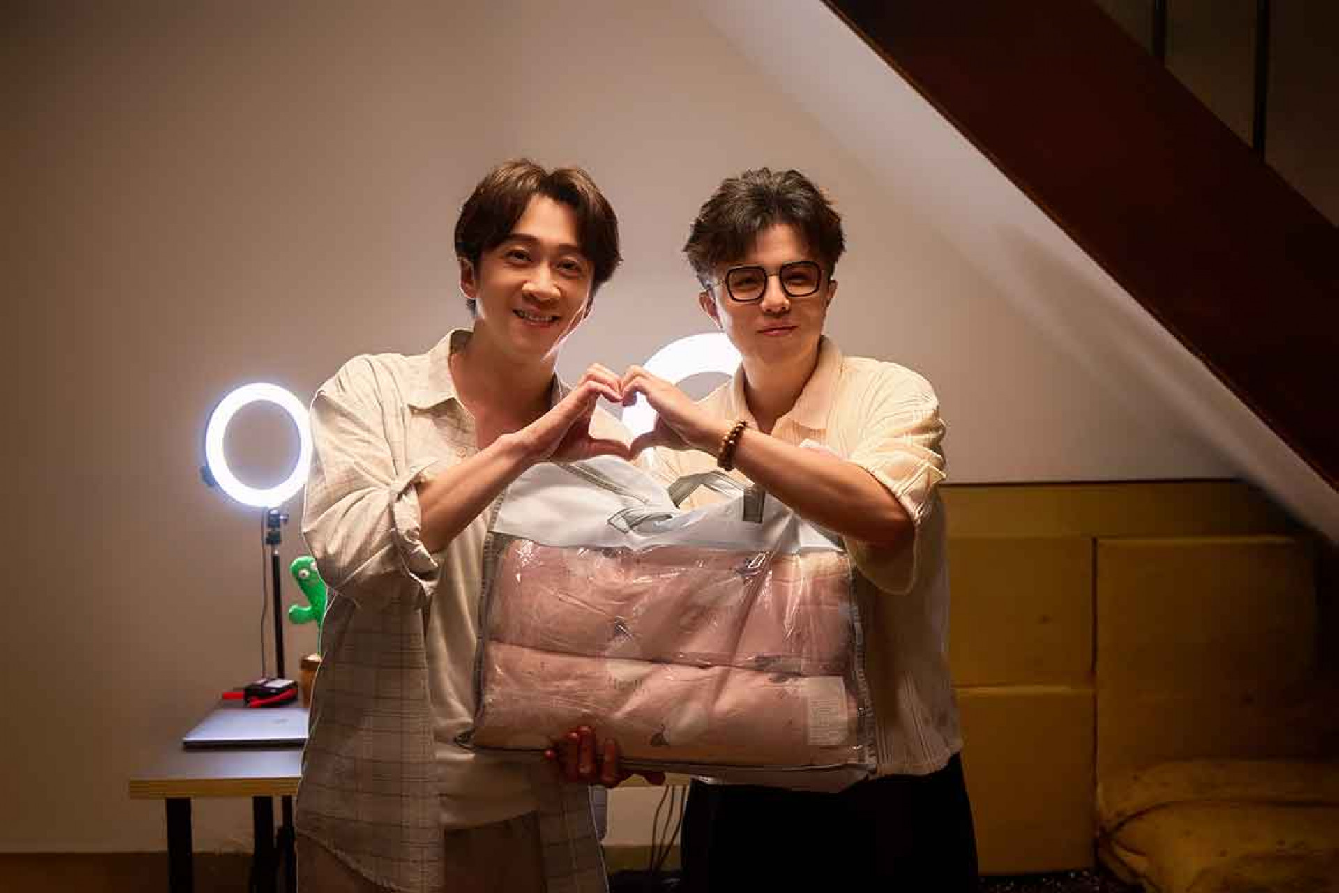 小宇感謝陳漢典呈現深刻演技 送上祝好夢的羊咩咩床包組+祝好孕的好孕棉
