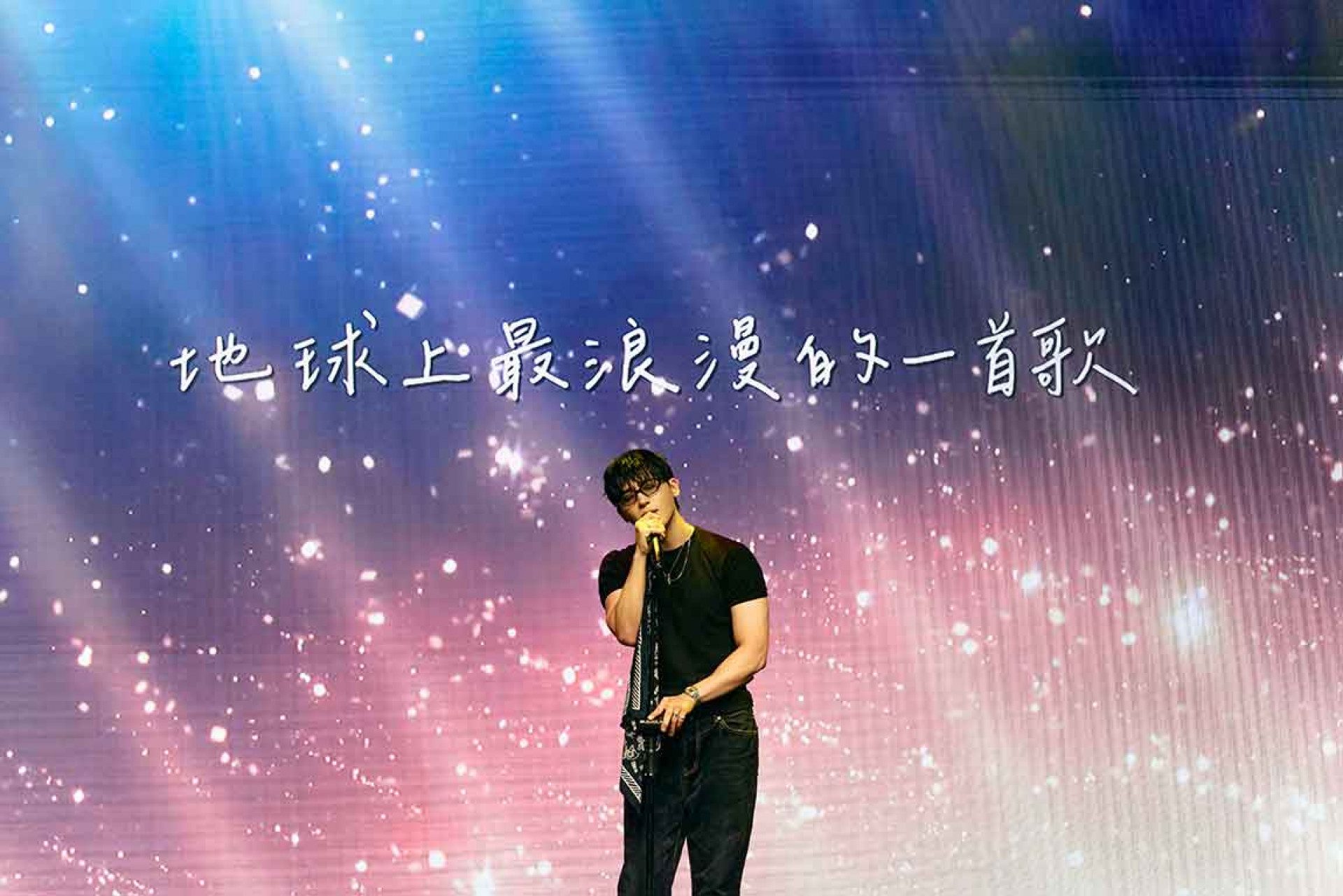 驚喜感性獻唱中文歌〈地球上最浪漫的一首歌〉（圖_ FU Entertainment Ｘ VERMOR ）