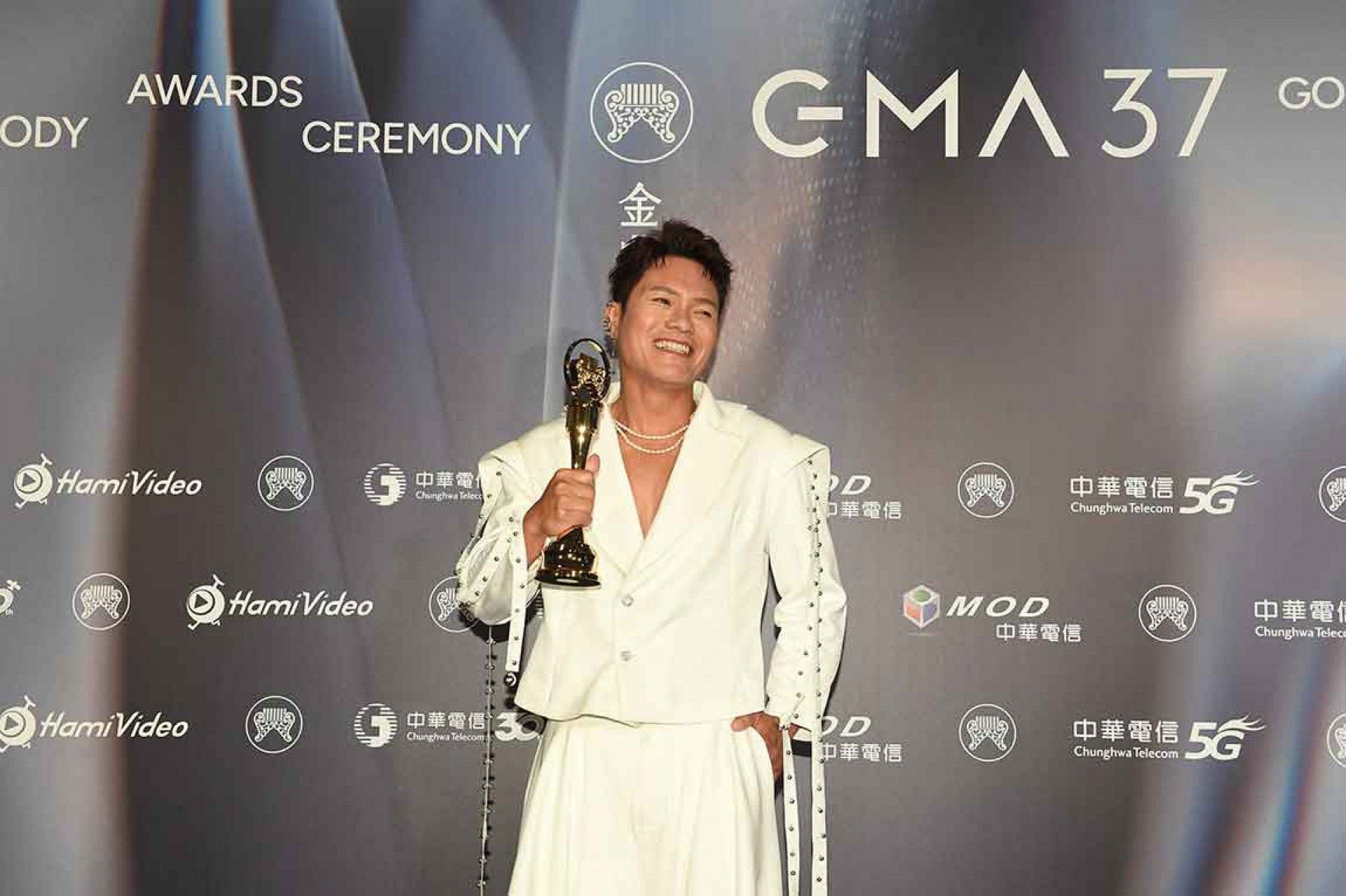舒米恩相隔十年繼年度歌曲獎之後，再次奪金曲獎(台視提供)