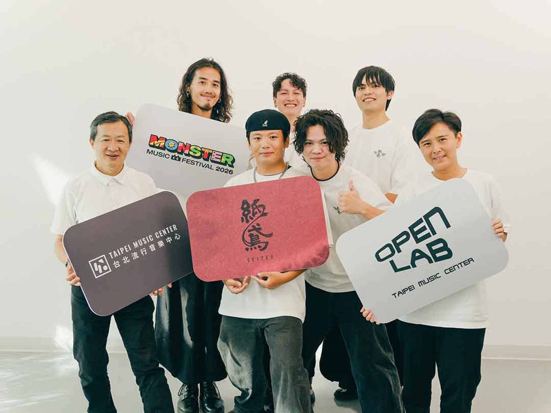 北流董事長梁序倫(圖左一)與執行長鄧乃慈(圖右一)特地幫準備前往泰國 Monster Music Festival 演出的紙鳶Seizer 加油打氣。圖_北流提供