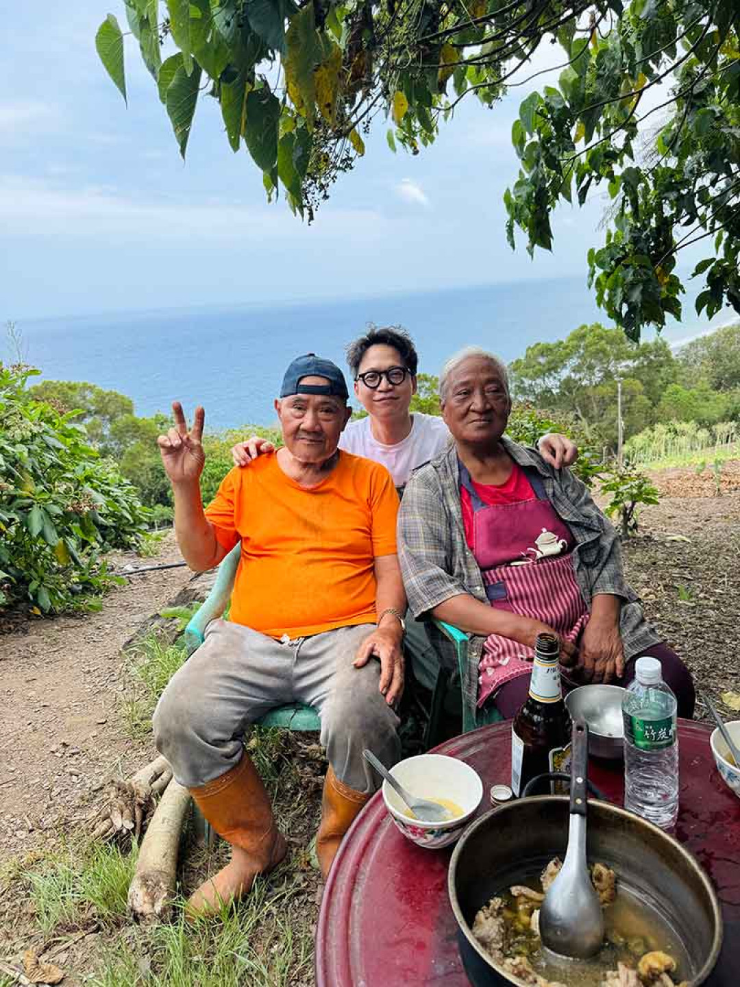 鳥部落傳習師特別推薦到可以瞭望大鳥與旭海的山坡小米田做專場系列影像的拍攝,現場竟與素未謀面的伯父(圖左)相認,開啟奇幻認親之路