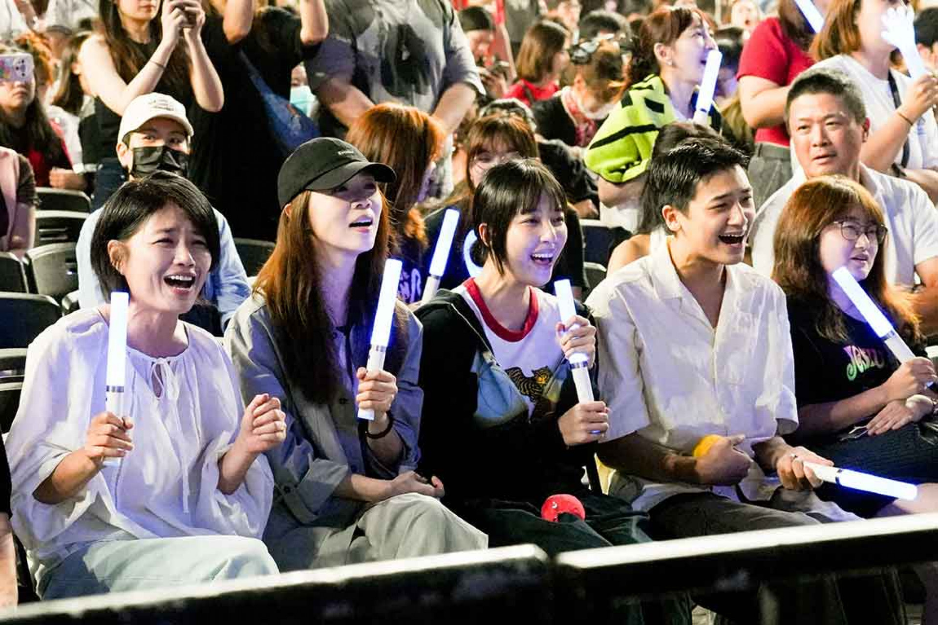 《欠妳的那場婚禮》劇組昨也特地到場朝聖支持五月天演唱會，左起為導演嚴藝文、演員謝盈萱、王渝萱、裴子齊。（相信音樂提供）