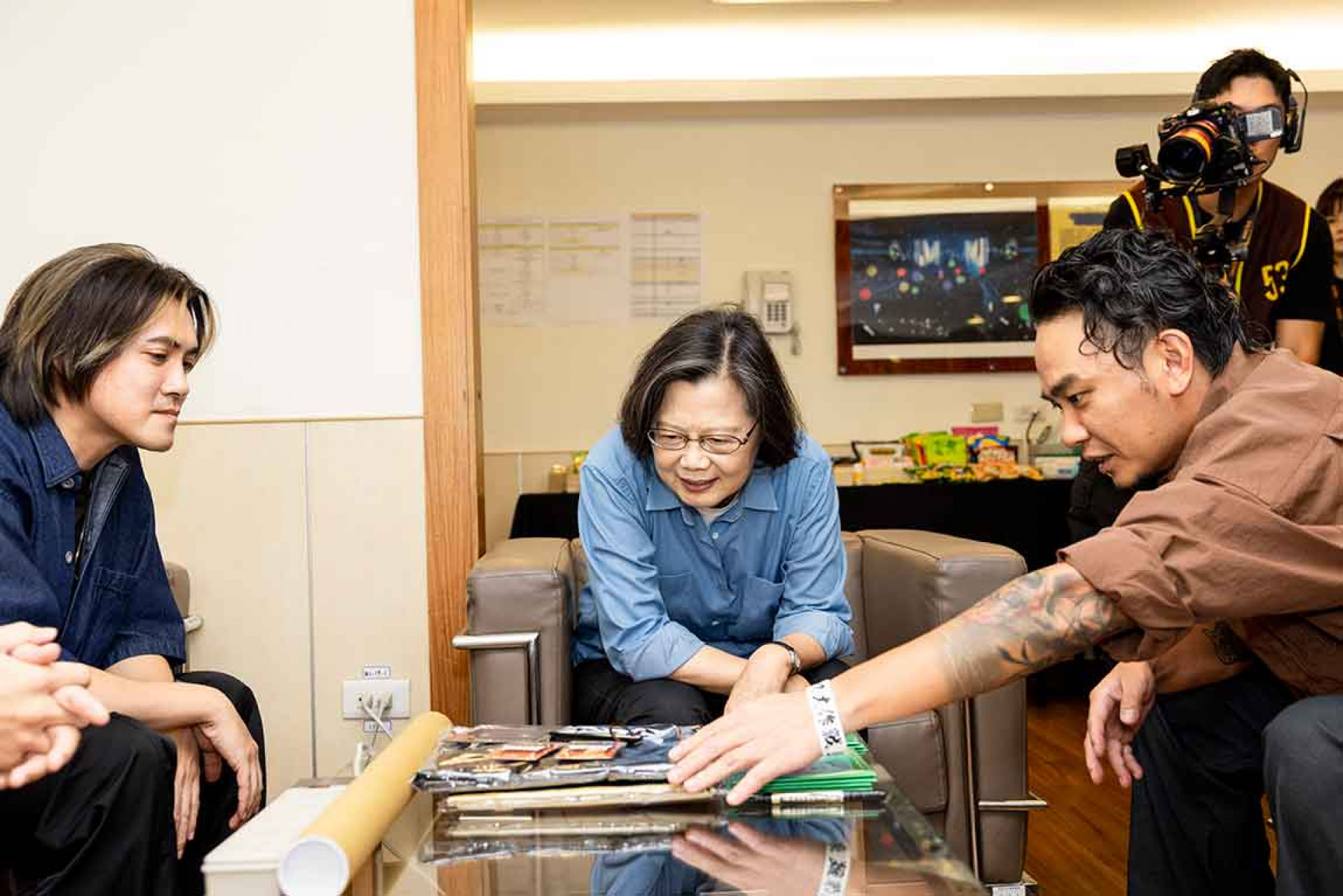 蔡英文總統與滅火器合照