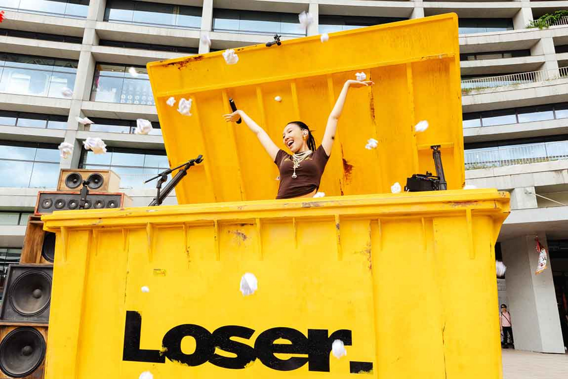 邀觀眾一起「丟棄Loser」全場向舞台丟紙團