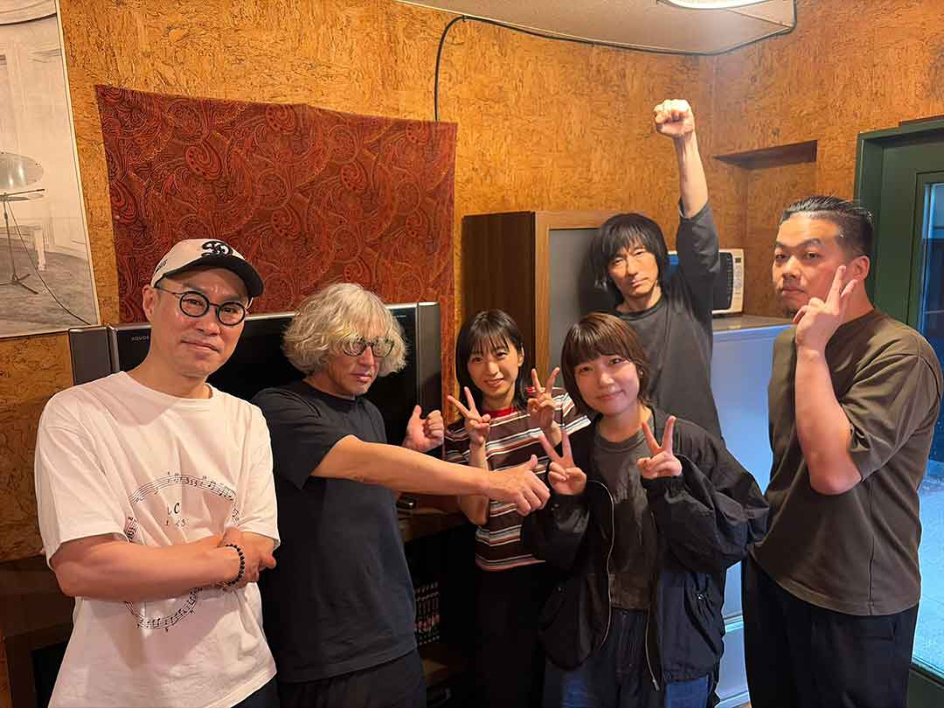〈星〉一曲錄音由日本知名樂團 GRAPEVINE 的製作人高野勳(左2)製作。(格式塔少女/供)