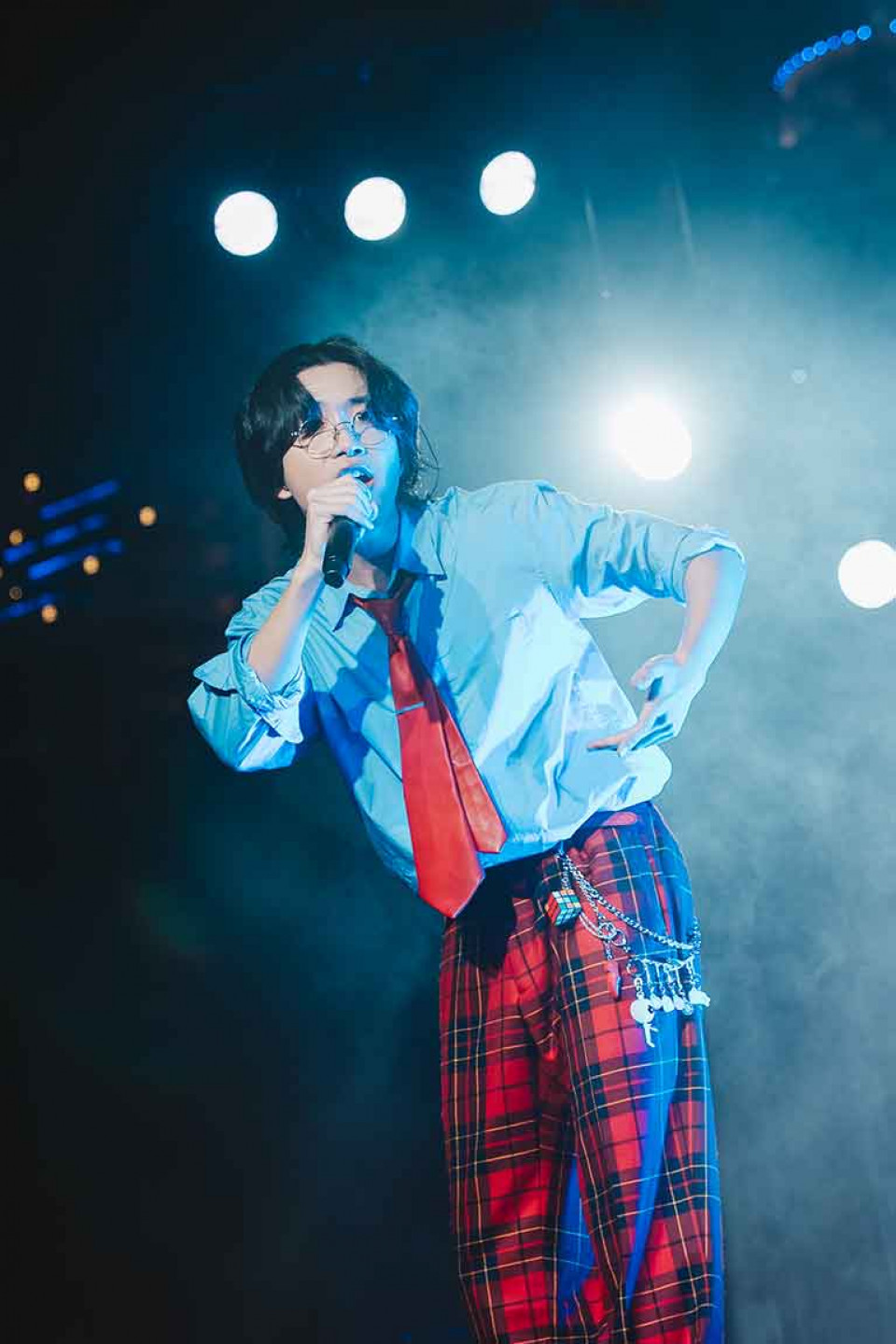 AKASAKI談到主流出道與巡演，表示：「一直到現在都還有種在夢之中的感覺。」