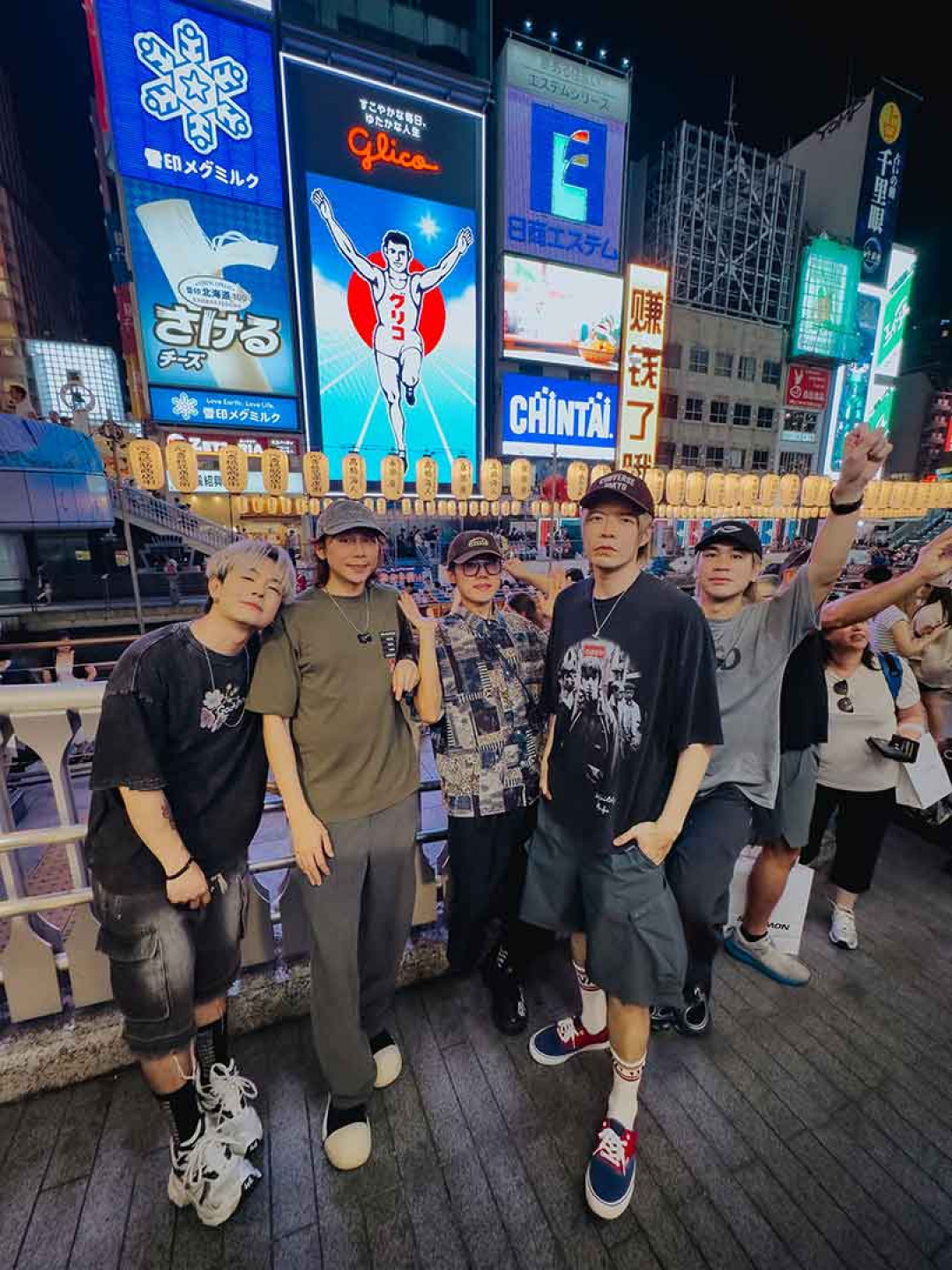 與固力果跑人合照 阿電(左起)、霸天、劉逼、阿璞、小橘