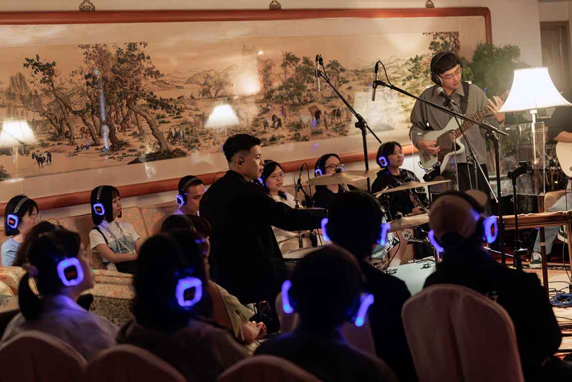 淺堤圓山飯店開唱!12場演出全程採Silent Disco形式,打造結合歷史場域與沉浸式體驗的全新演出(左 鼓手堂軒﹑右 貝斯手方博) (圖/湯與海音樂 提供)