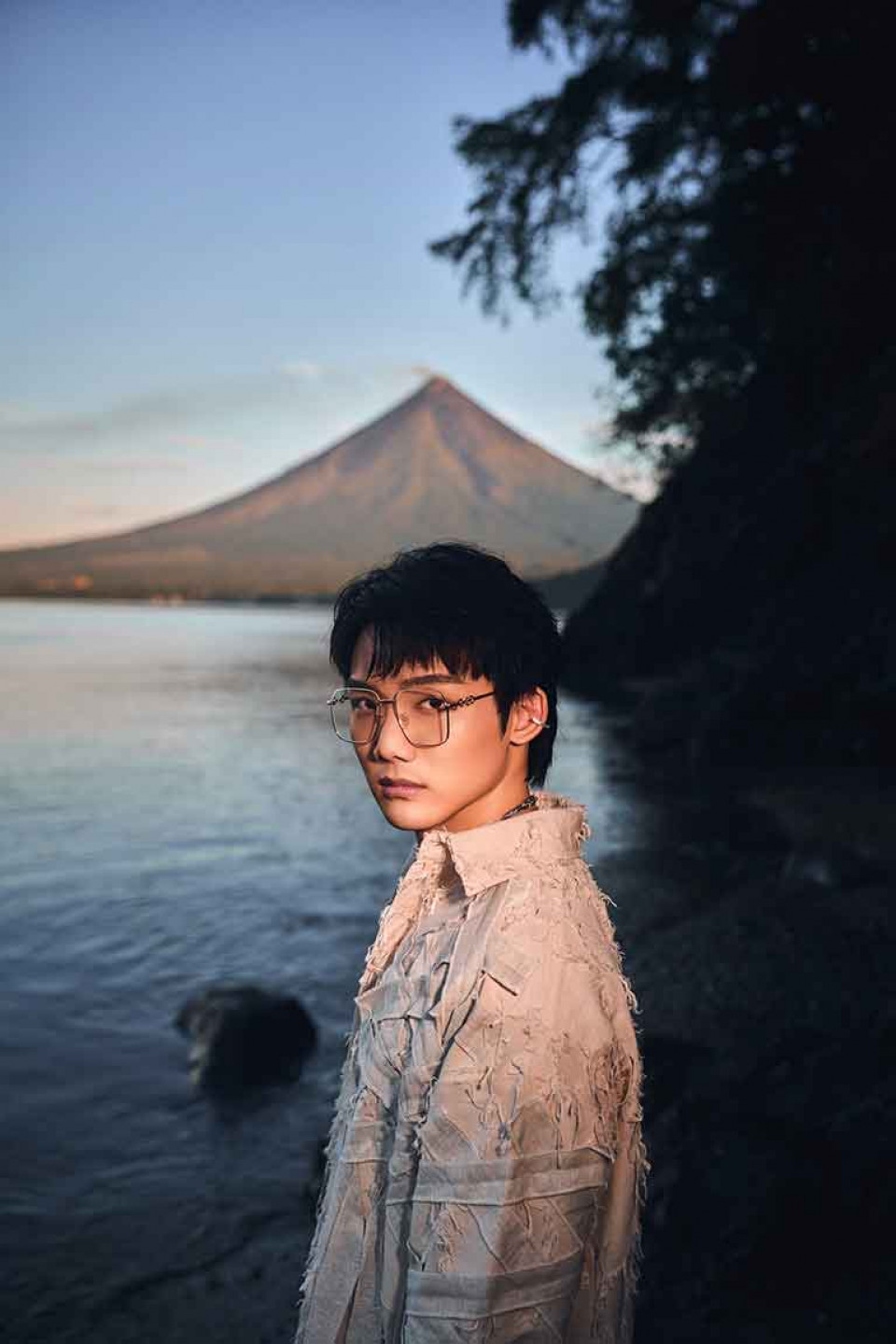 徐暐翔前往菲律賓馬榮火山拍攝M V菲律賓政府協助封路