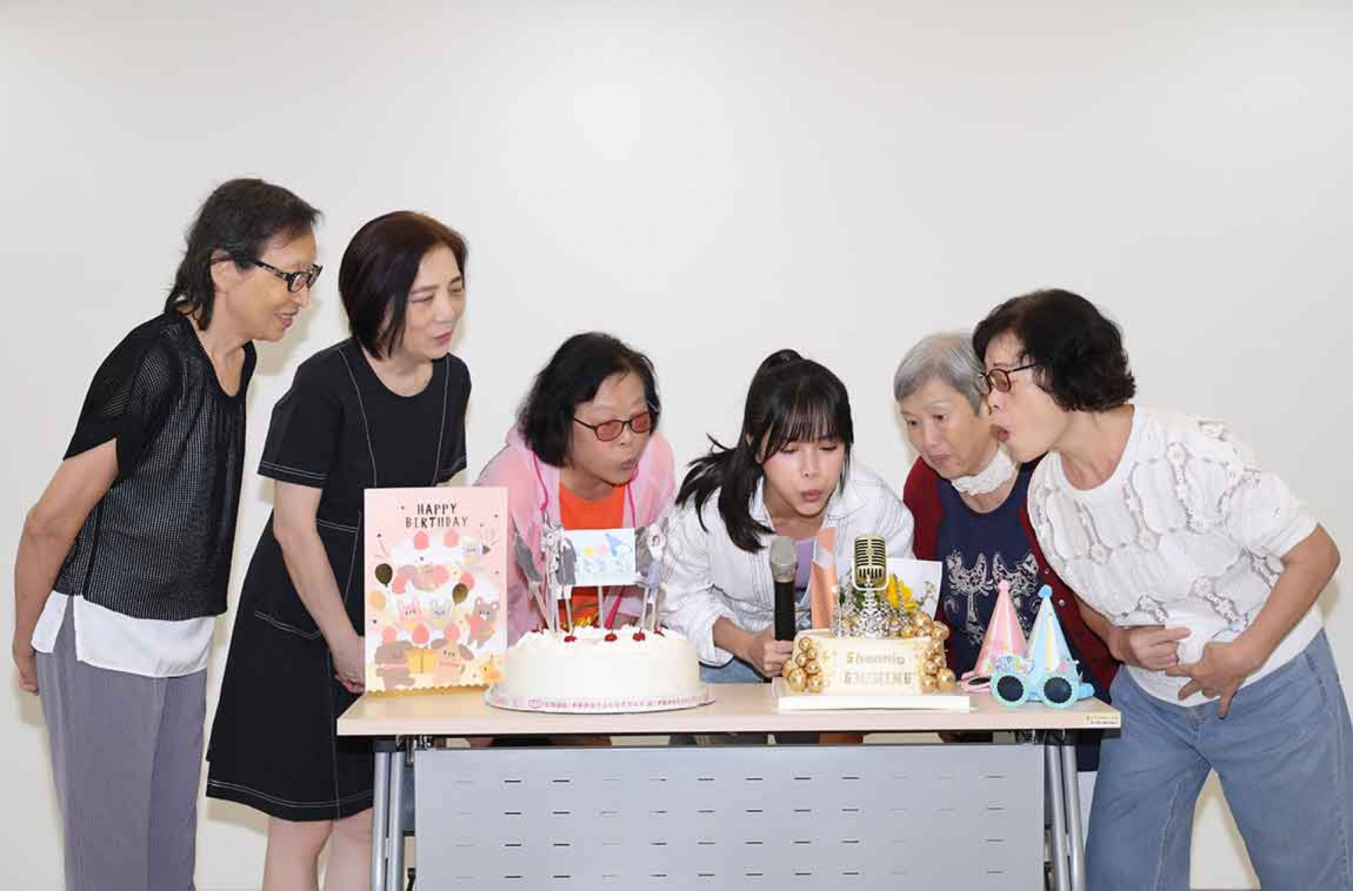 活動尾聲,長輩們驚喜地端出生日蛋糕為林芯儀慶生