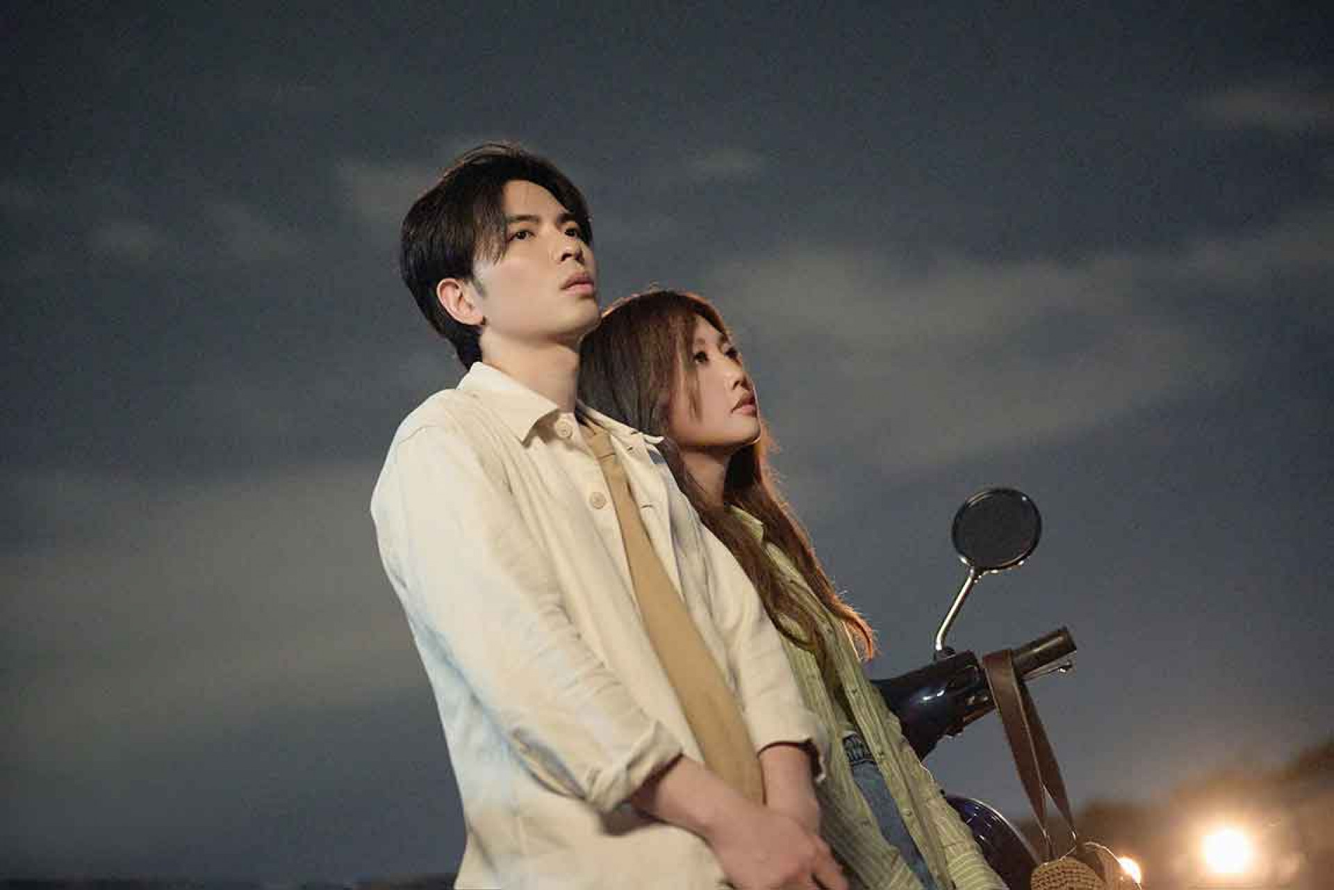 金曲歌王蕭敬騰 X 金曲歌后A-Lin首度夢幻聯手，推出金獎級男女對唱作品〈愛上你不是我決定〉