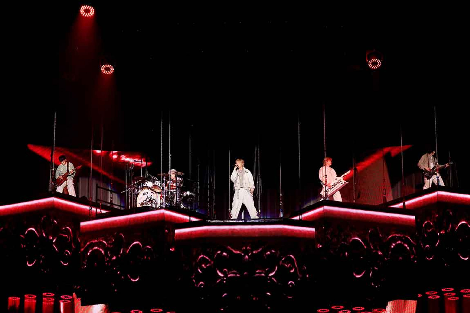 34首曲目唱好唱滿 開場八三夭帥氣從天而降 瞬間引爆