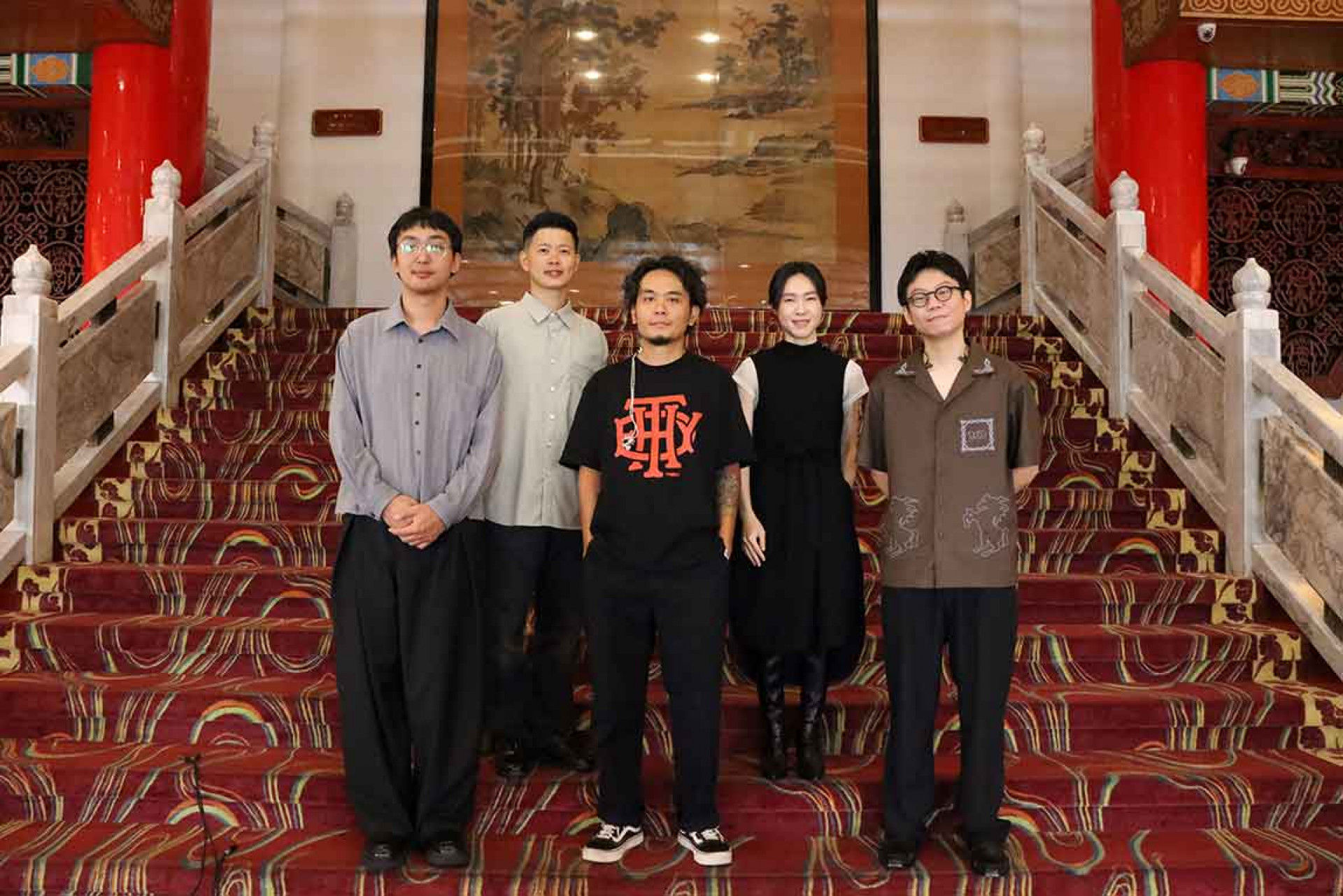 楊大正力挺十週年里程碑!淺堤圓山12場寫新紀錄(左起貝斯手方博﹑鼓手堂軒﹑嘉賓楊大正﹑主唱Soham﹑吉他手紅茶)(圖/湯與海音樂 提供)