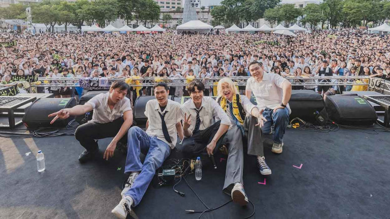 宇宙人〈像狗一樣〉破百萬觀看！方Q一頭金髮變身「金Q」高校音樂祭穿制服重返青春