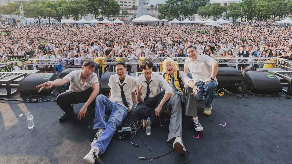 宇宙人〈像狗一樣〉破百萬觀看！方Q一頭金髮變身「金Q」高校音樂祭穿制服重返青春