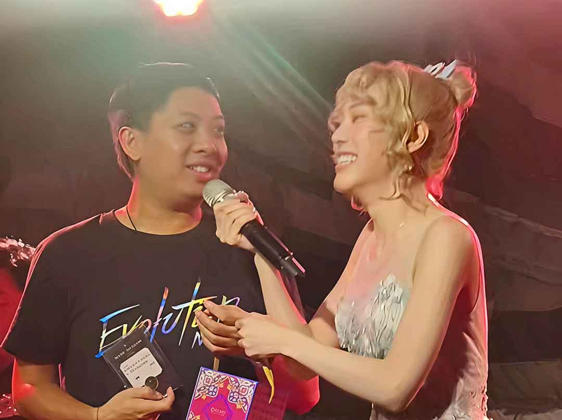 警廣節目《卡司大牌檔》主持人DJ Lucas（左）在「幸運星時間」被抽中上台，面對JOMI周蜜詢問最喜歡哪首歌時回答「全部的歌」，逗趣互動讓全場笑成一片