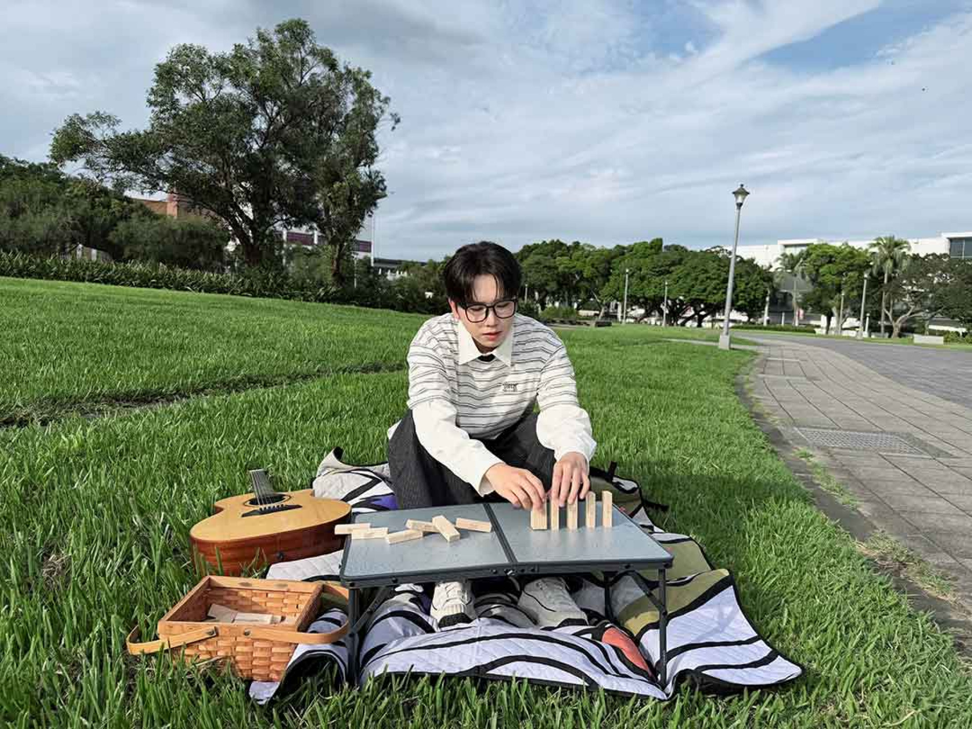 〈哎呀〉MV延續歌曲「壞日子裡找彩蛋」的概念,以一鏡到底的方式拍攝