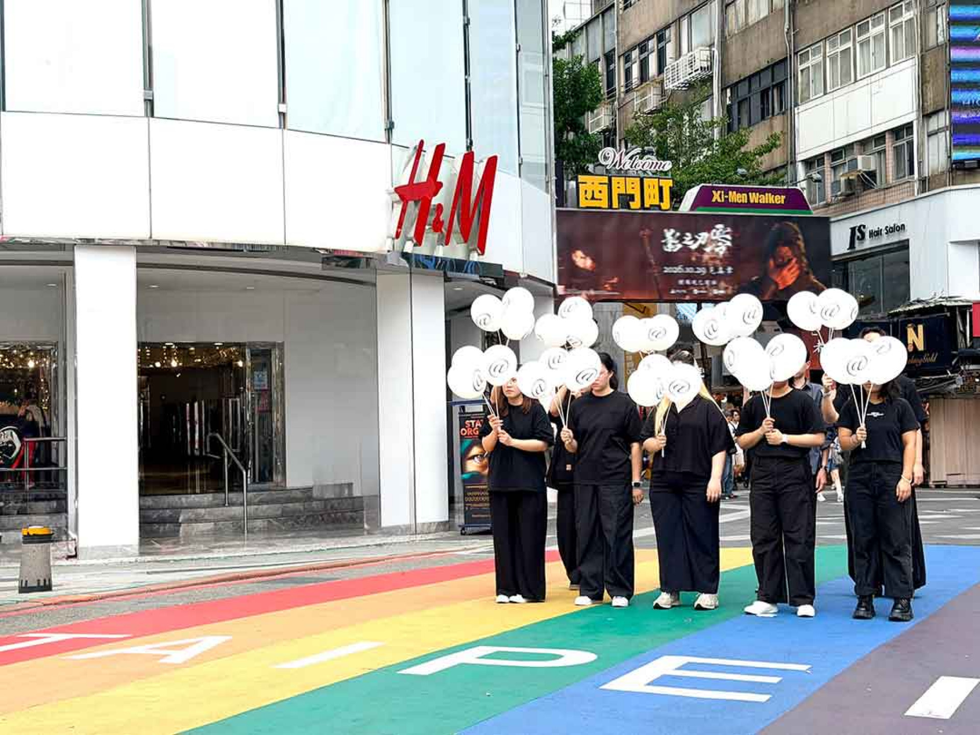 台北全城「@」都市謎團席捲。(相信音樂提供)