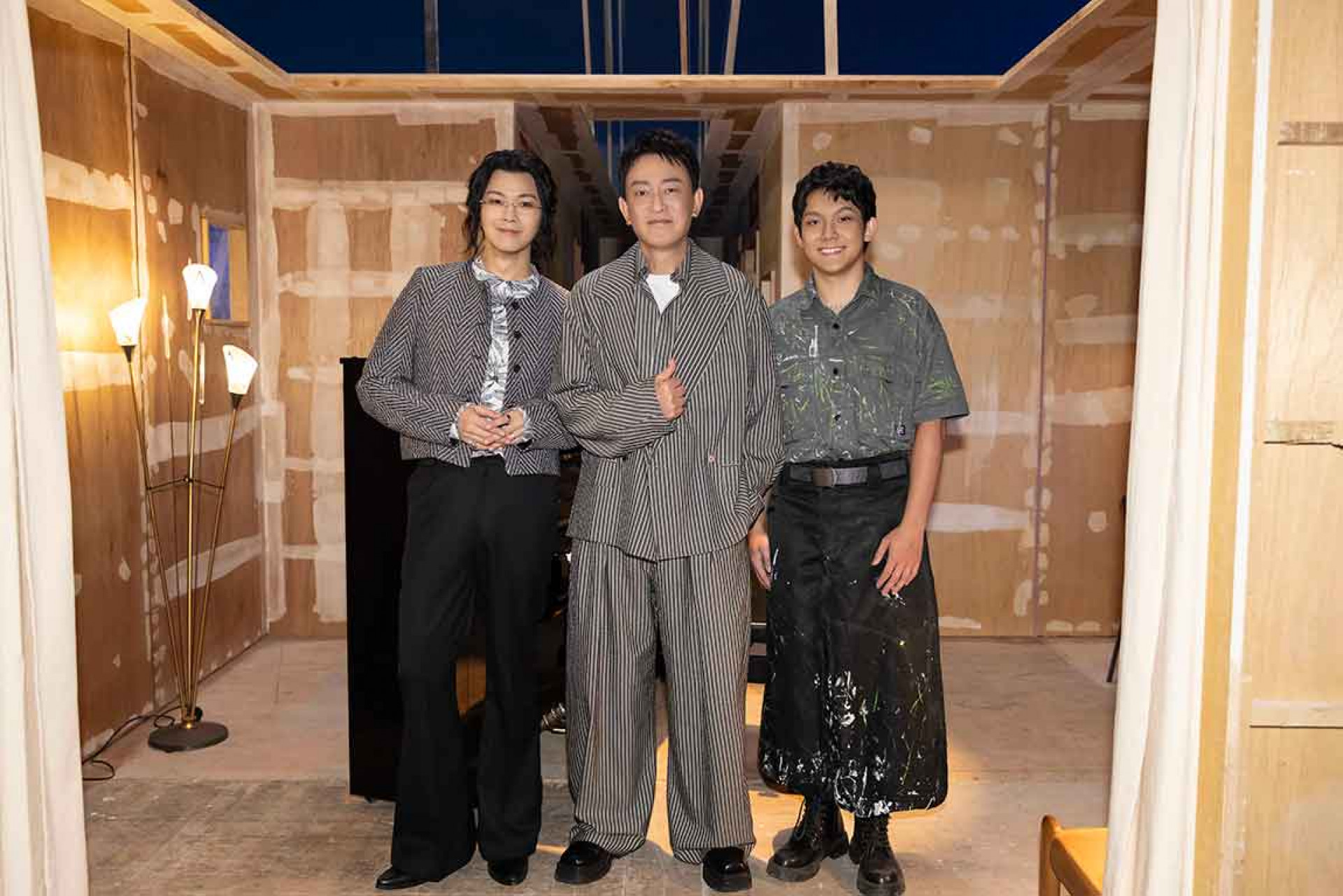 AcQUA源少年成員毓家（右）特別參與演出〈鹹酸苦汫〉MV。（相信音樂提供）-